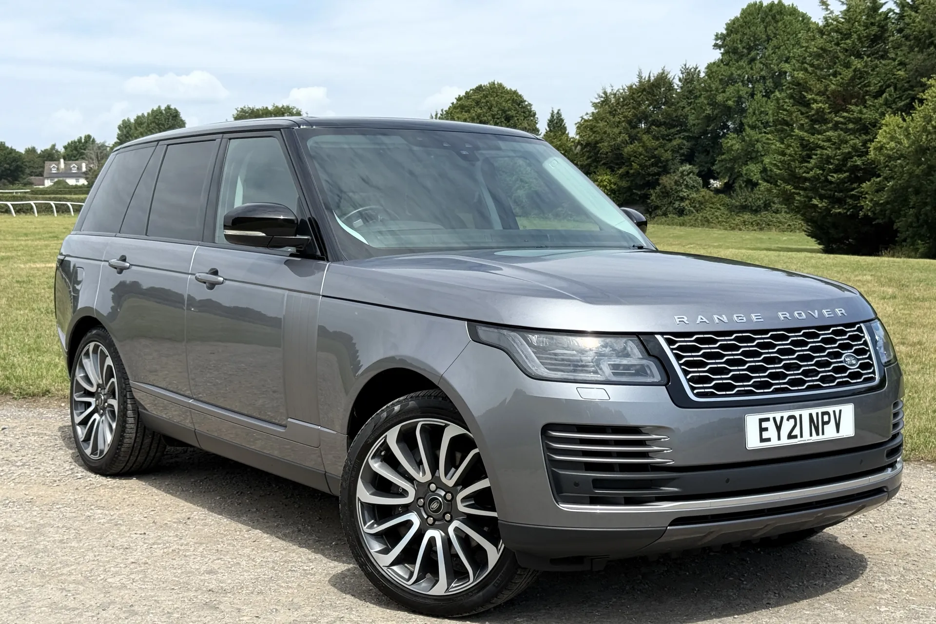 LAND ROVER RANGE ROVER focused image