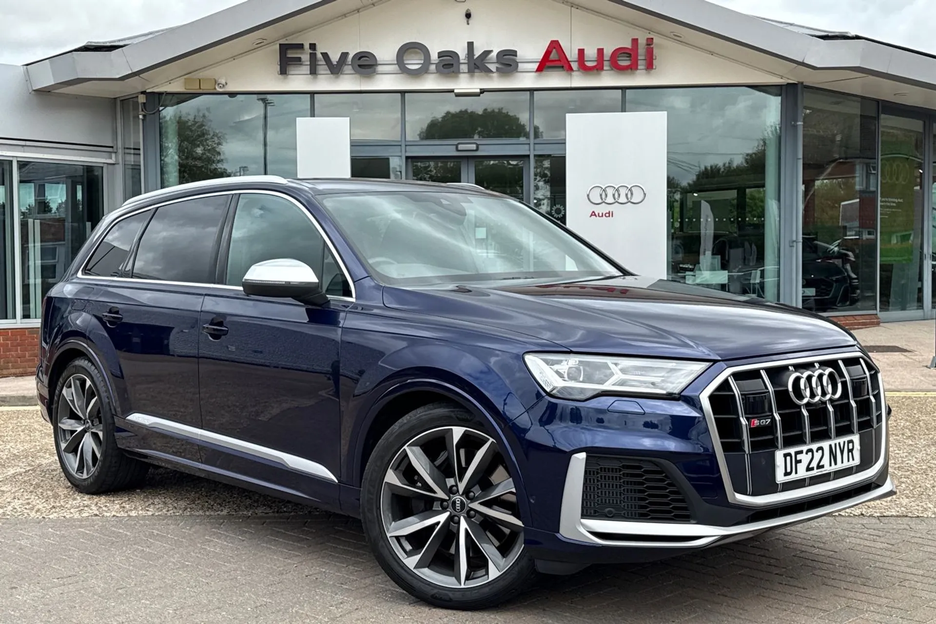 Audi Q7 focused image