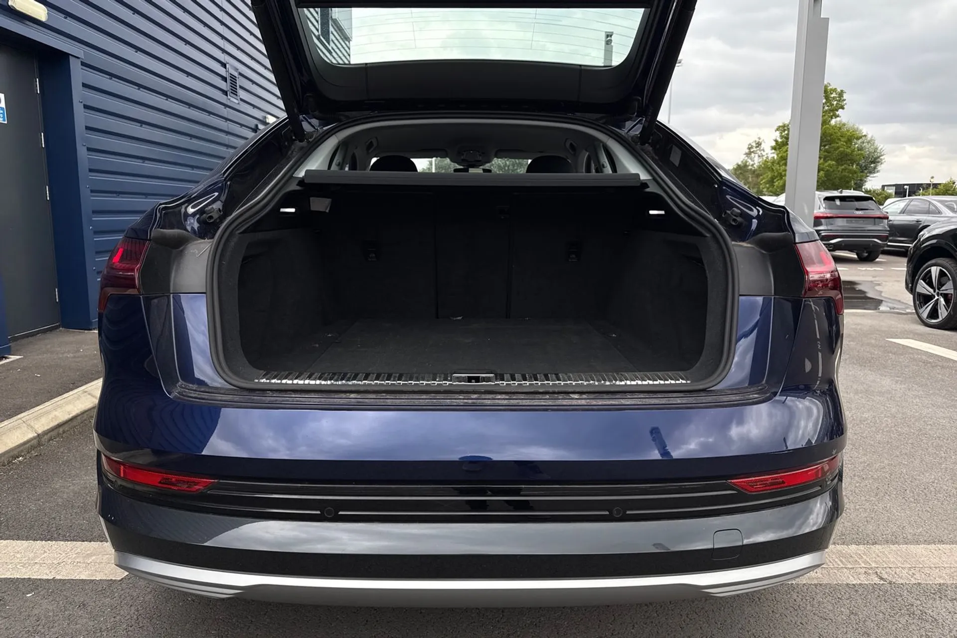 Audi e-tron thumbnail image number 18