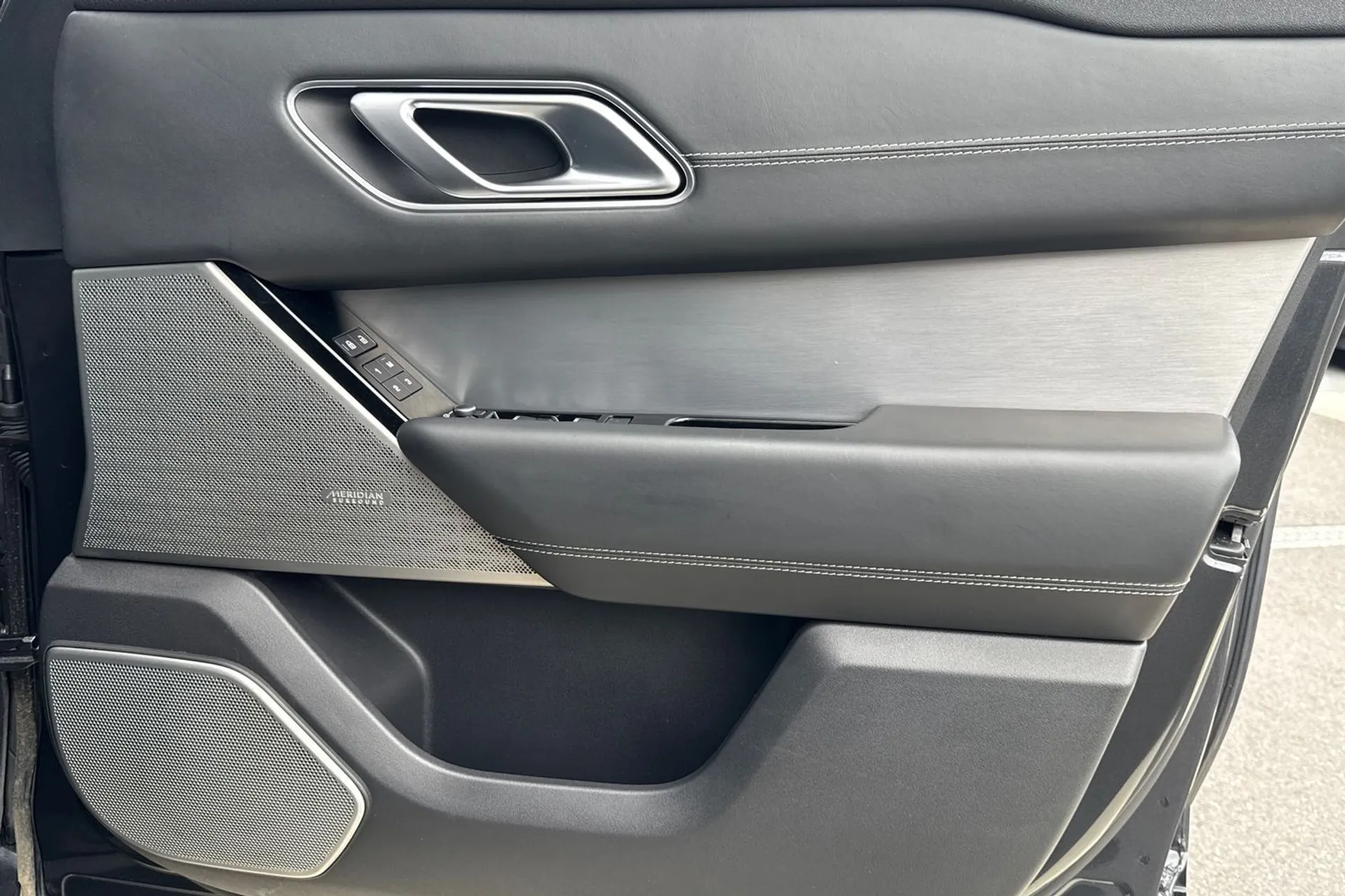 LAND ROVER RANGE ROVER VELAR thumbnail image number 21