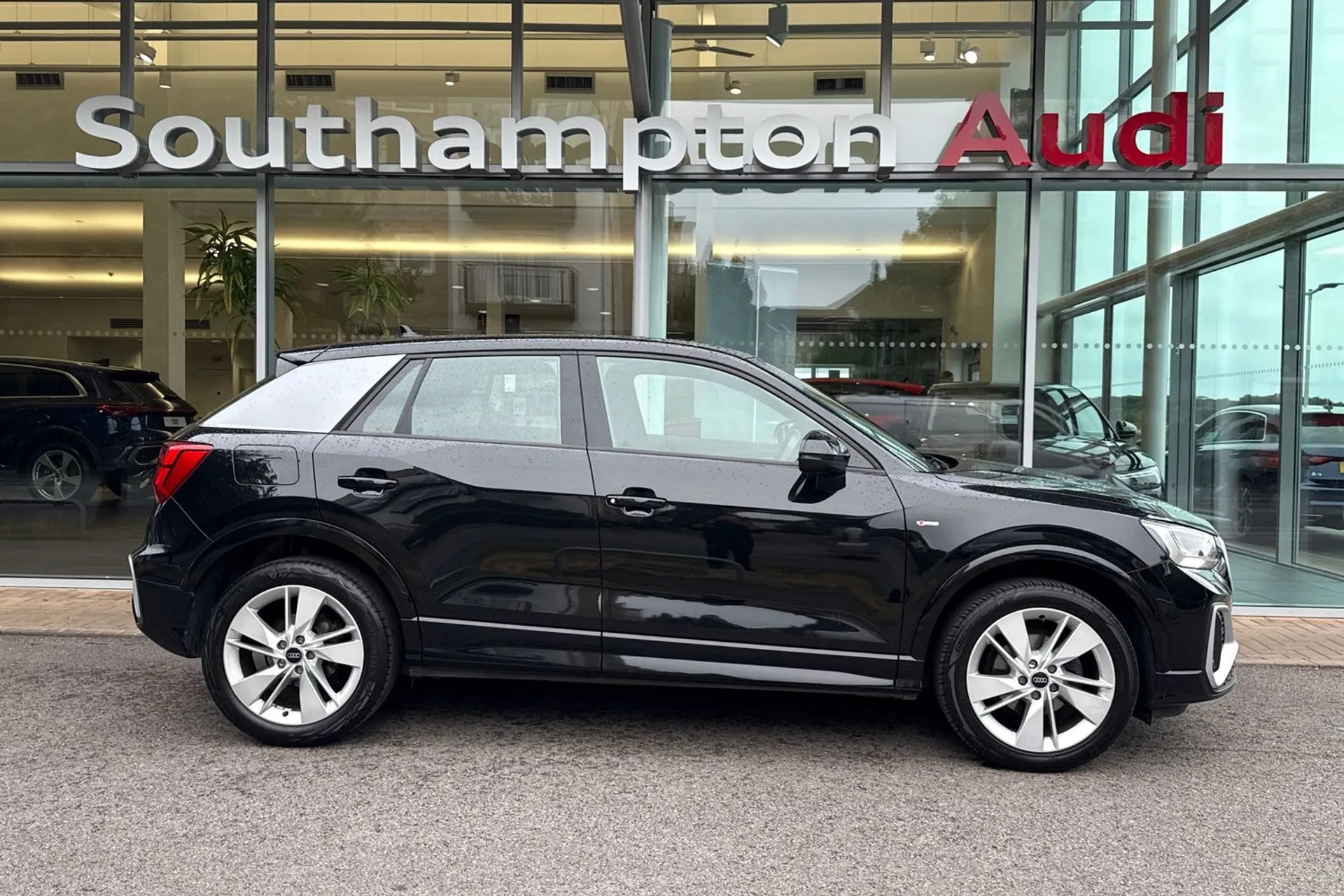 Audi Q2 thumbnail image number 2
