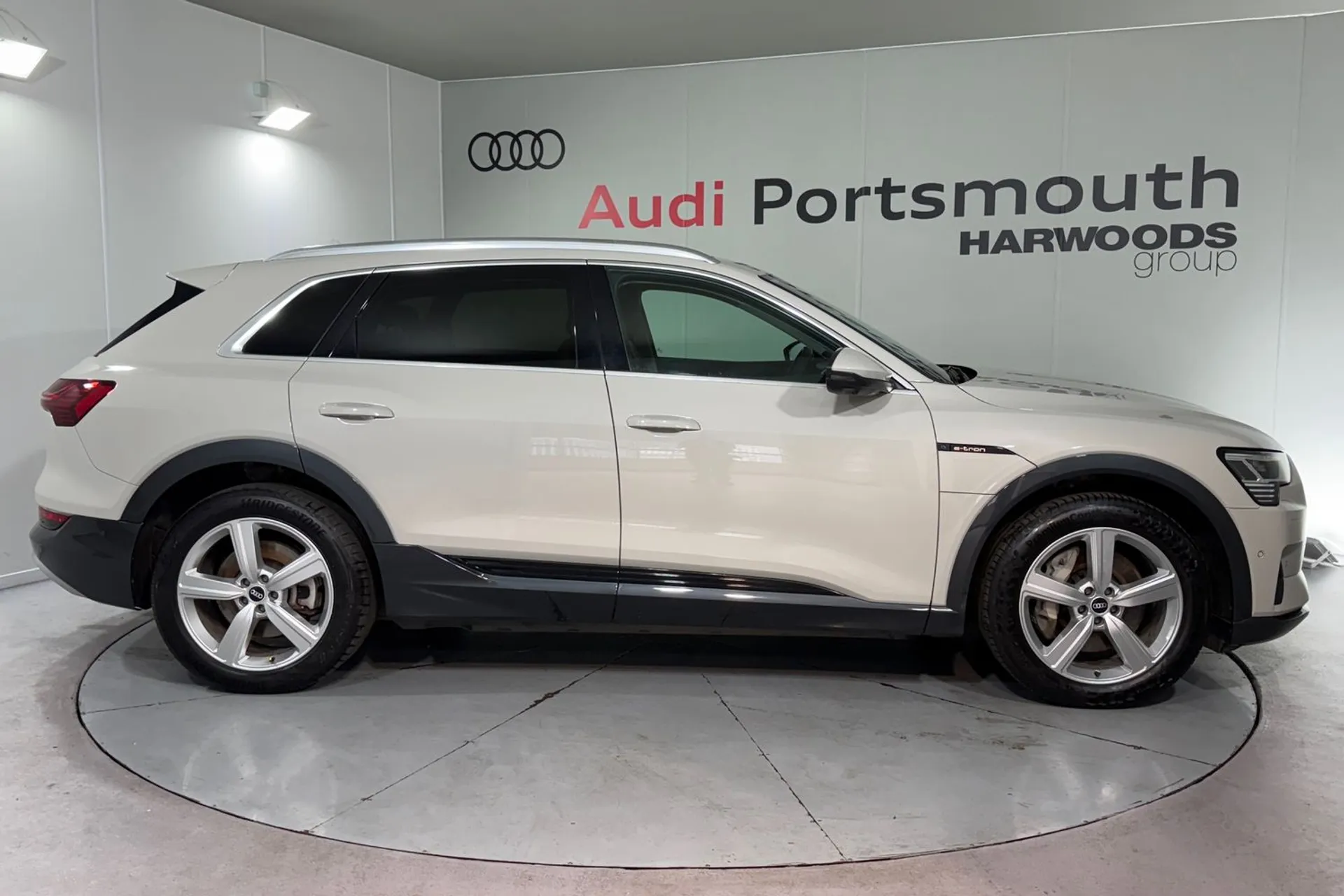Audi E-Tron thumbnail image number 2