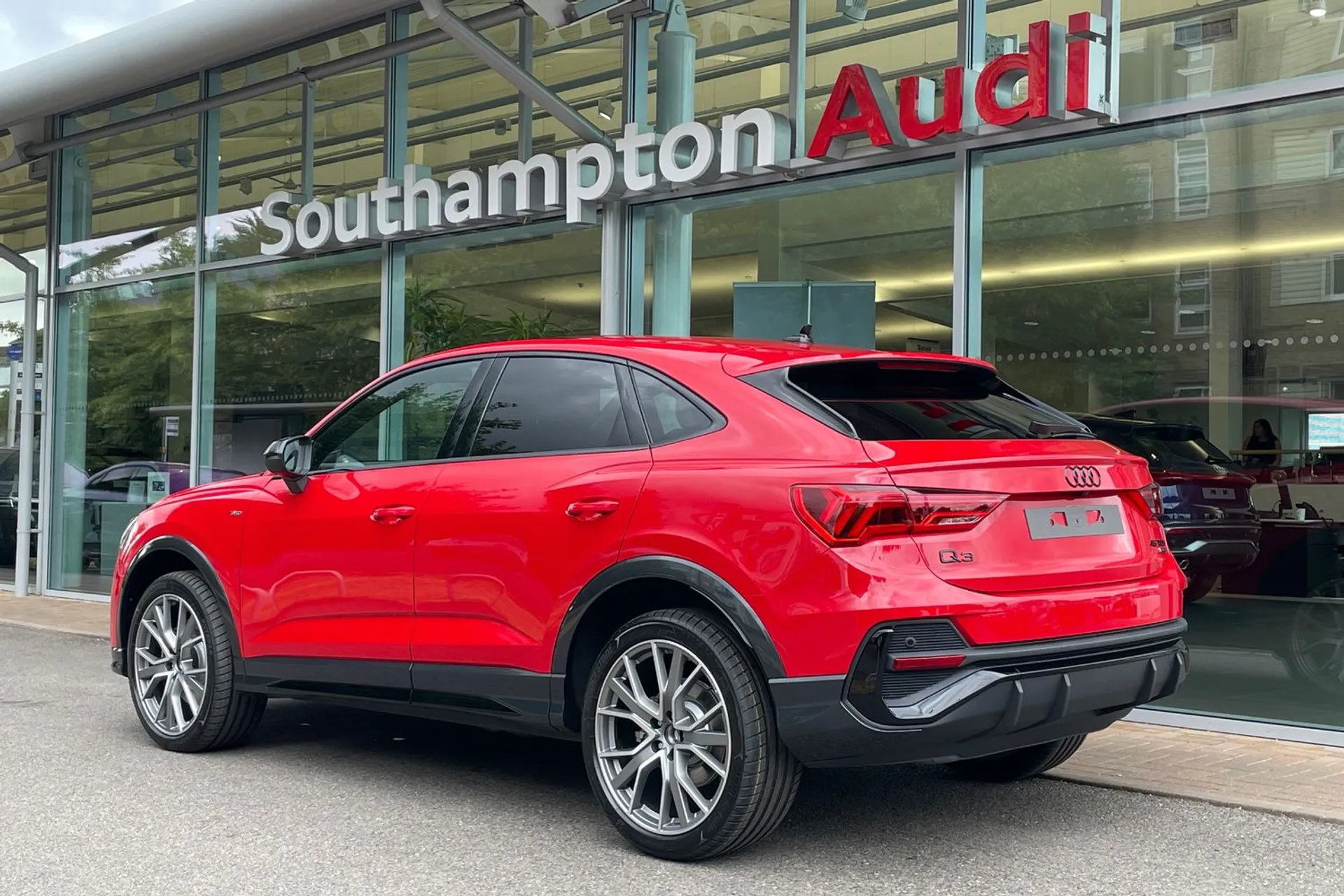 Audi Q3 thumbnail image number 9