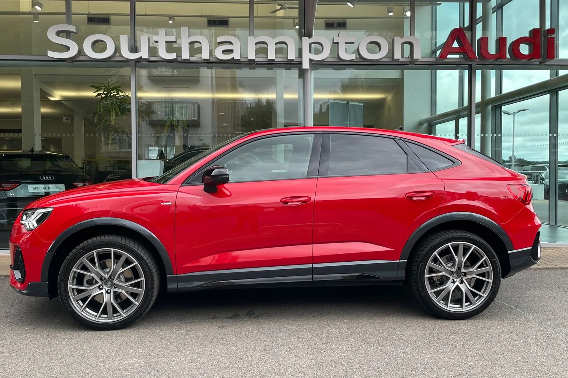 Audi Q3 thumbnail image number 10