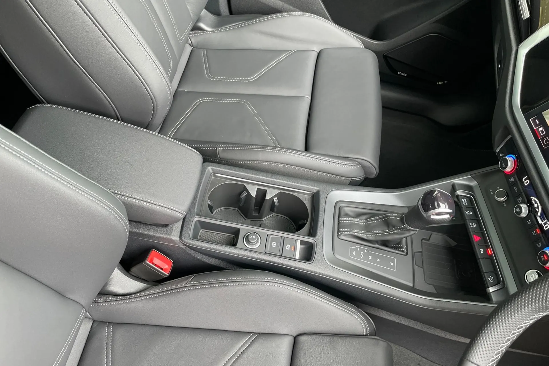 Audi Q3 thumbnail image number 40