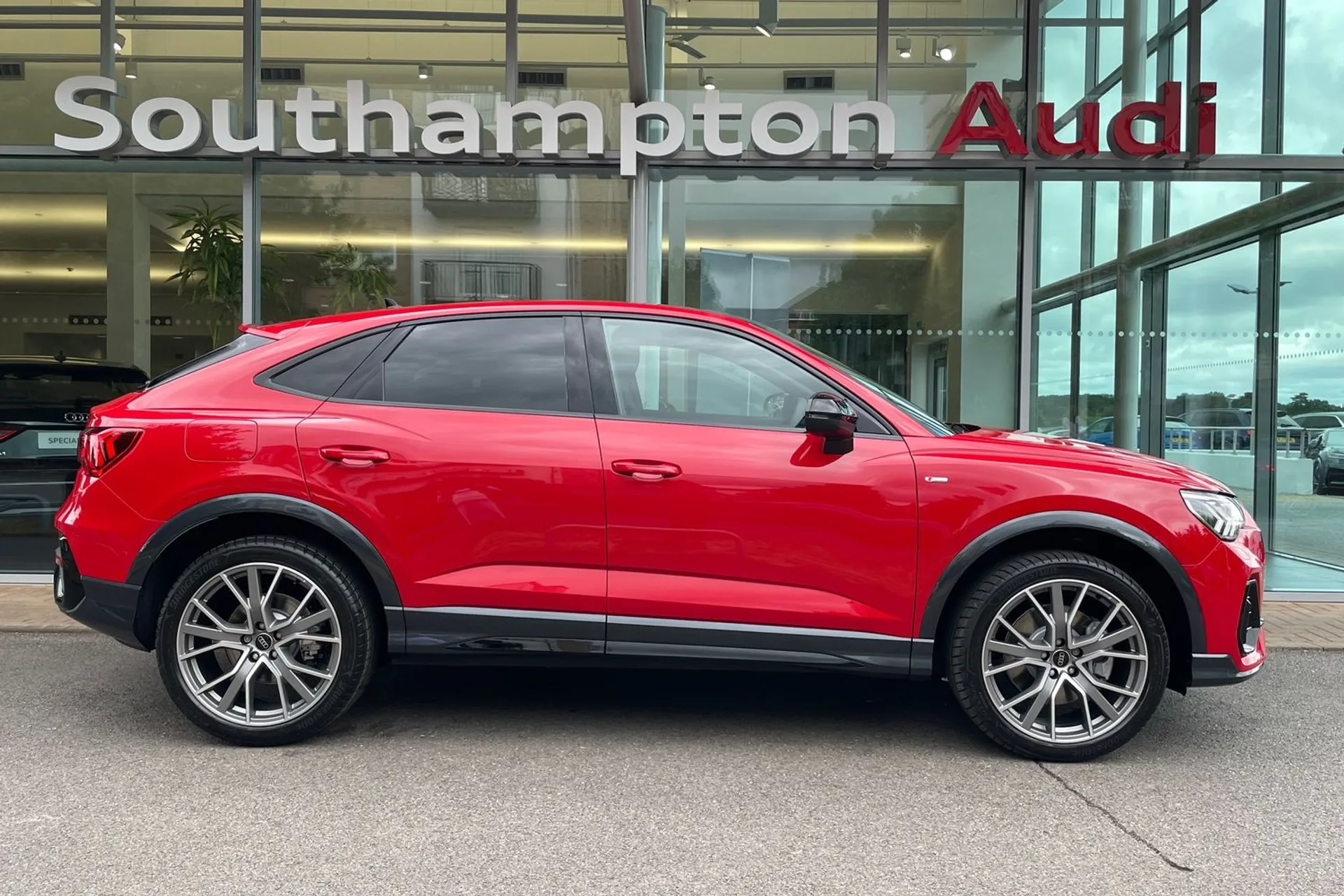 Audi Q3 thumbnail image number 2