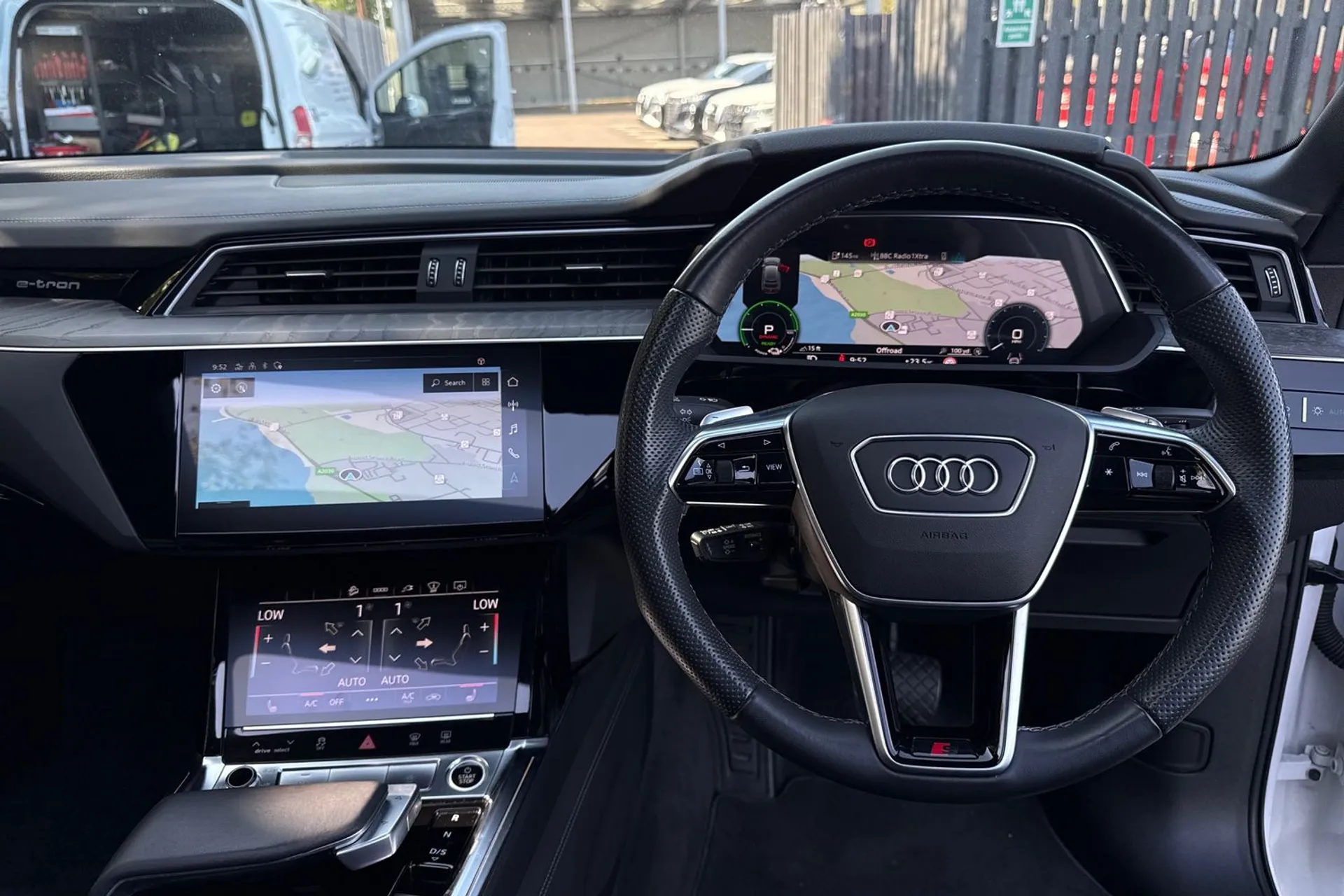 Audi e-tron thumbnail image number 38