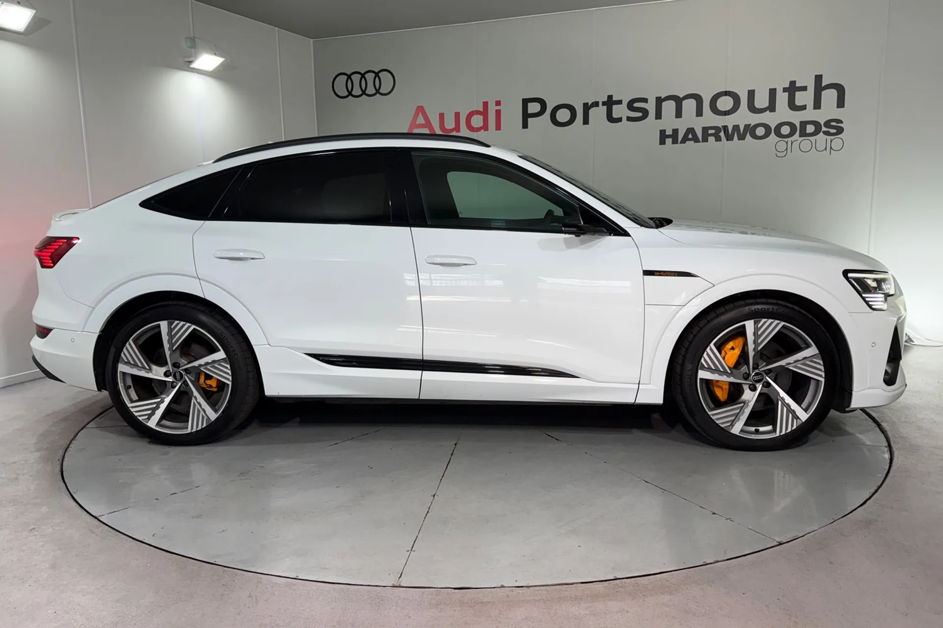 Audi e-tron thumbnail image number 2