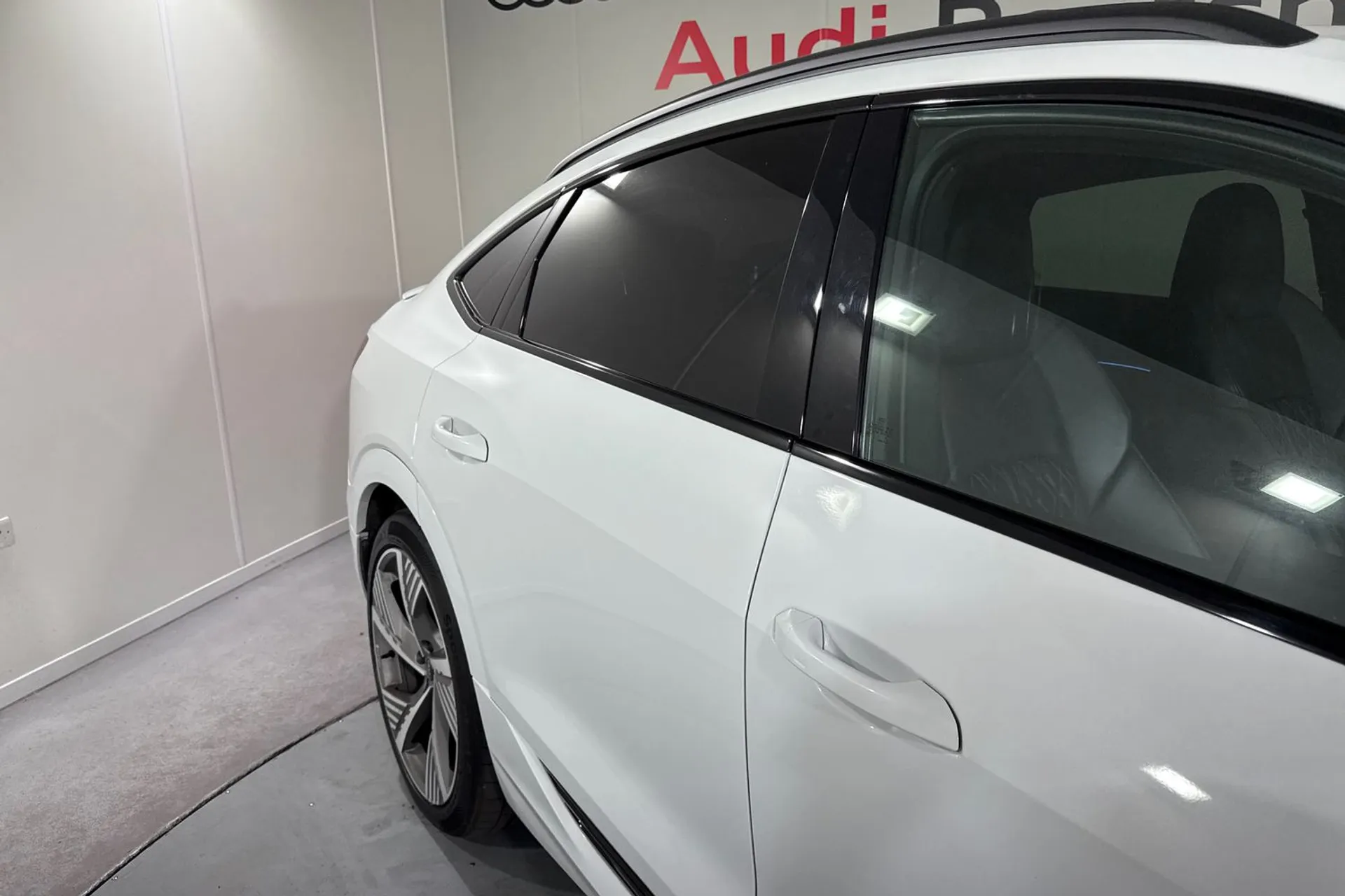 Audi e-tron thumbnail image number 14