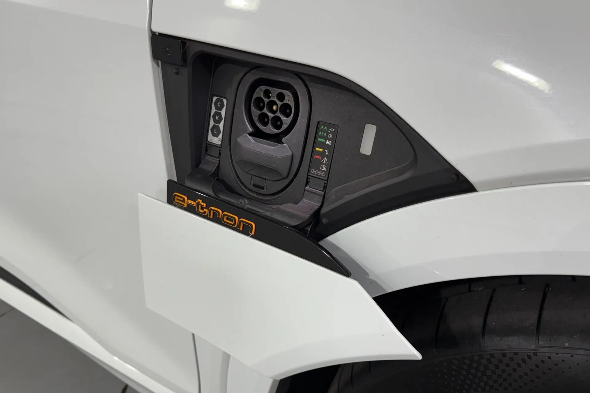 Audi e-tron thumbnail image number 18