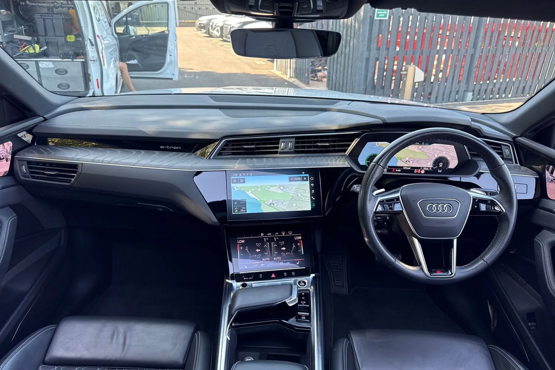 Audi e-tron thumbnail image number 3