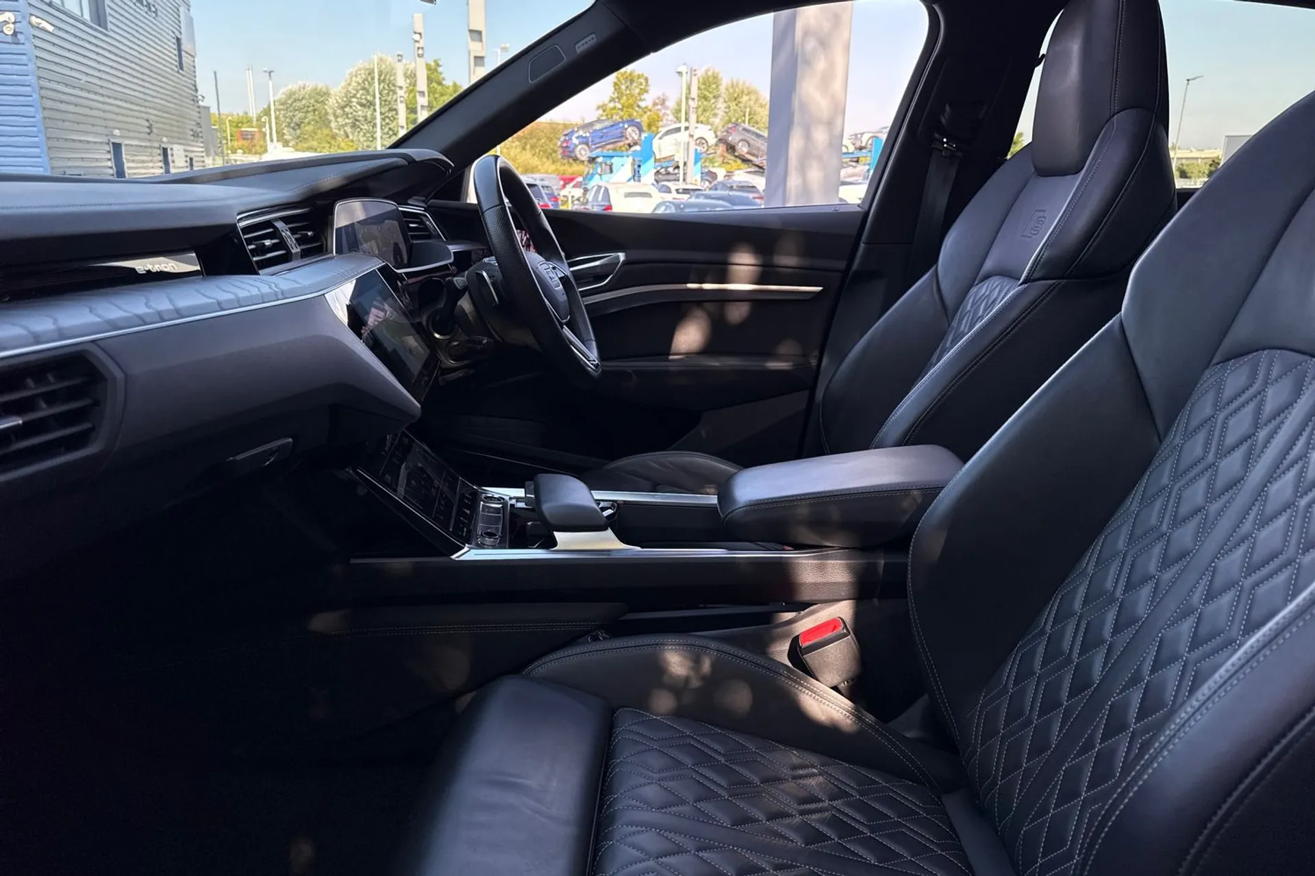 Audi e-tron thumbnail image number 30