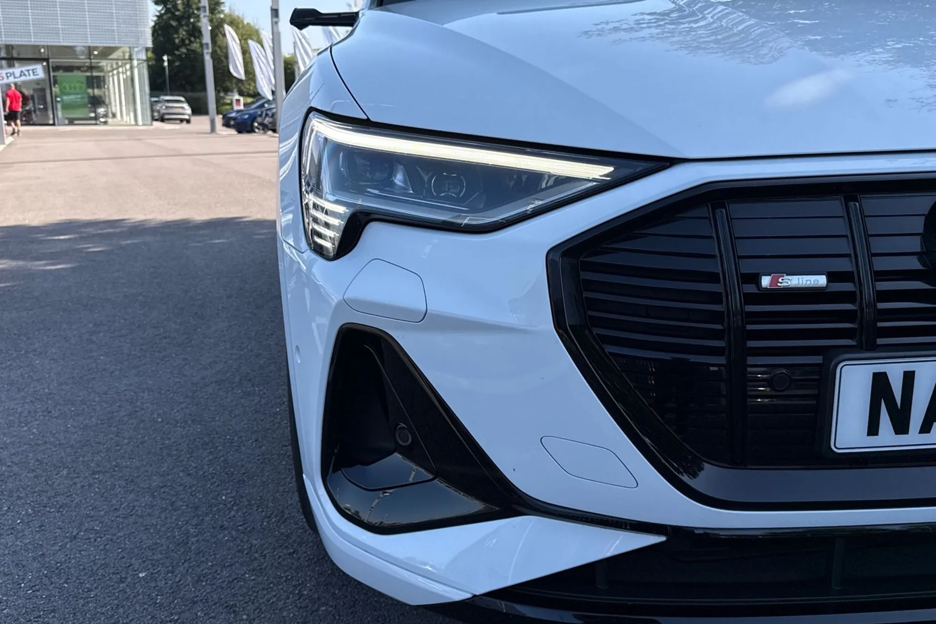 Audi e-tron thumbnail image number 24