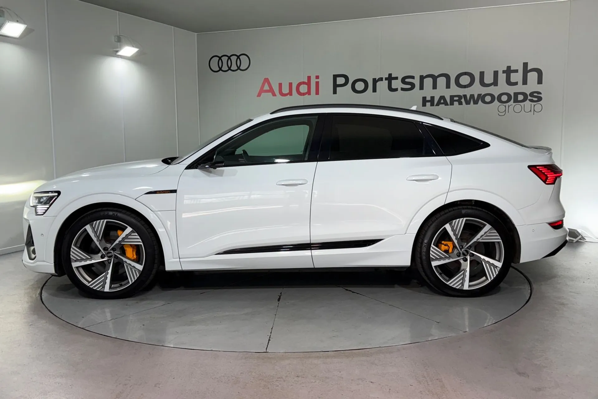 Audi e-tron thumbnail image number 10