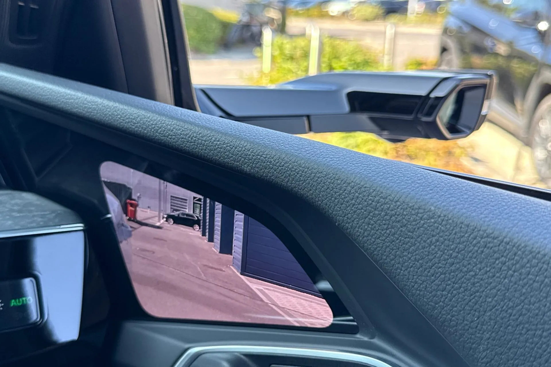 Audi e-tron thumbnail image number 37