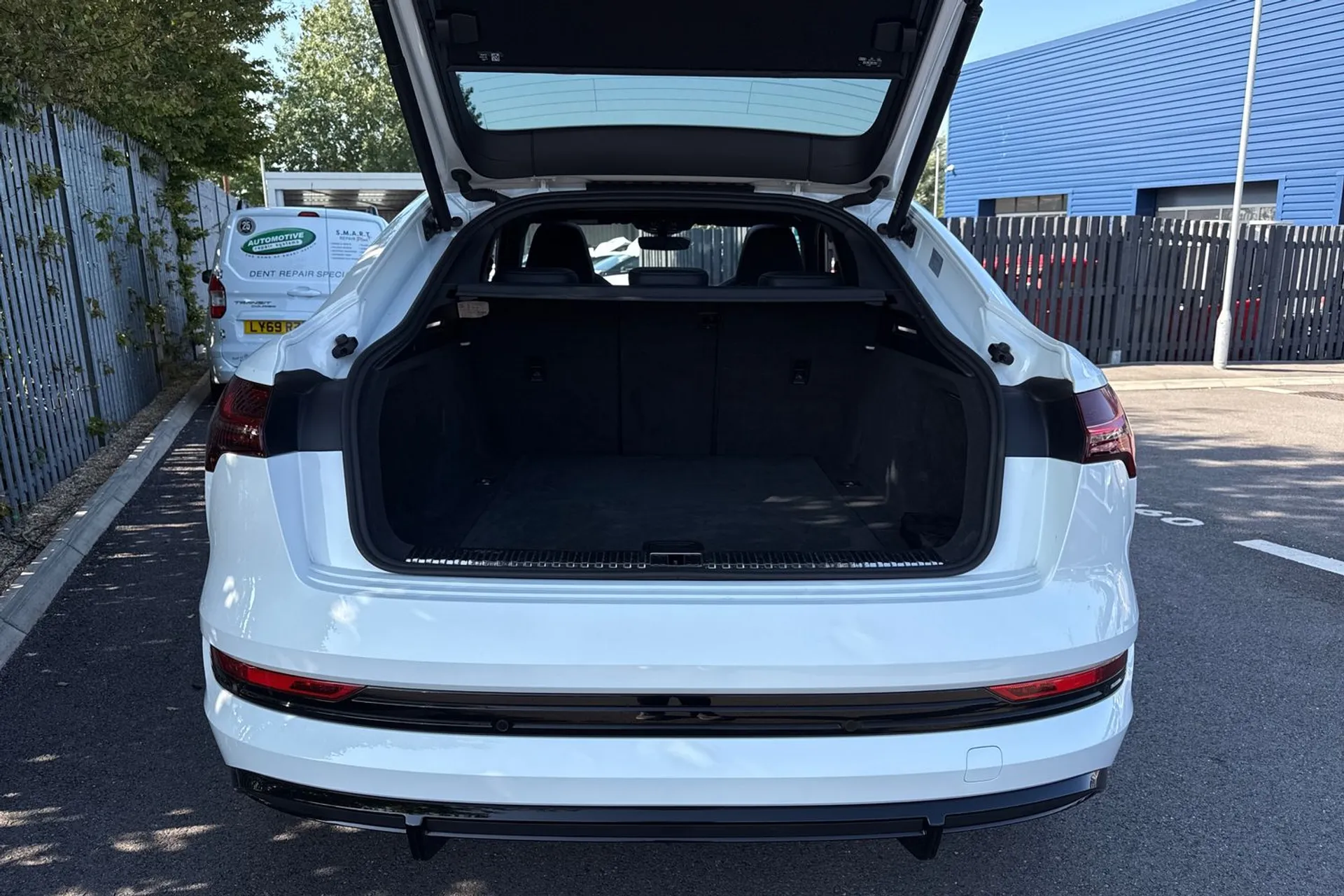 Audi e-tron thumbnail image number 19