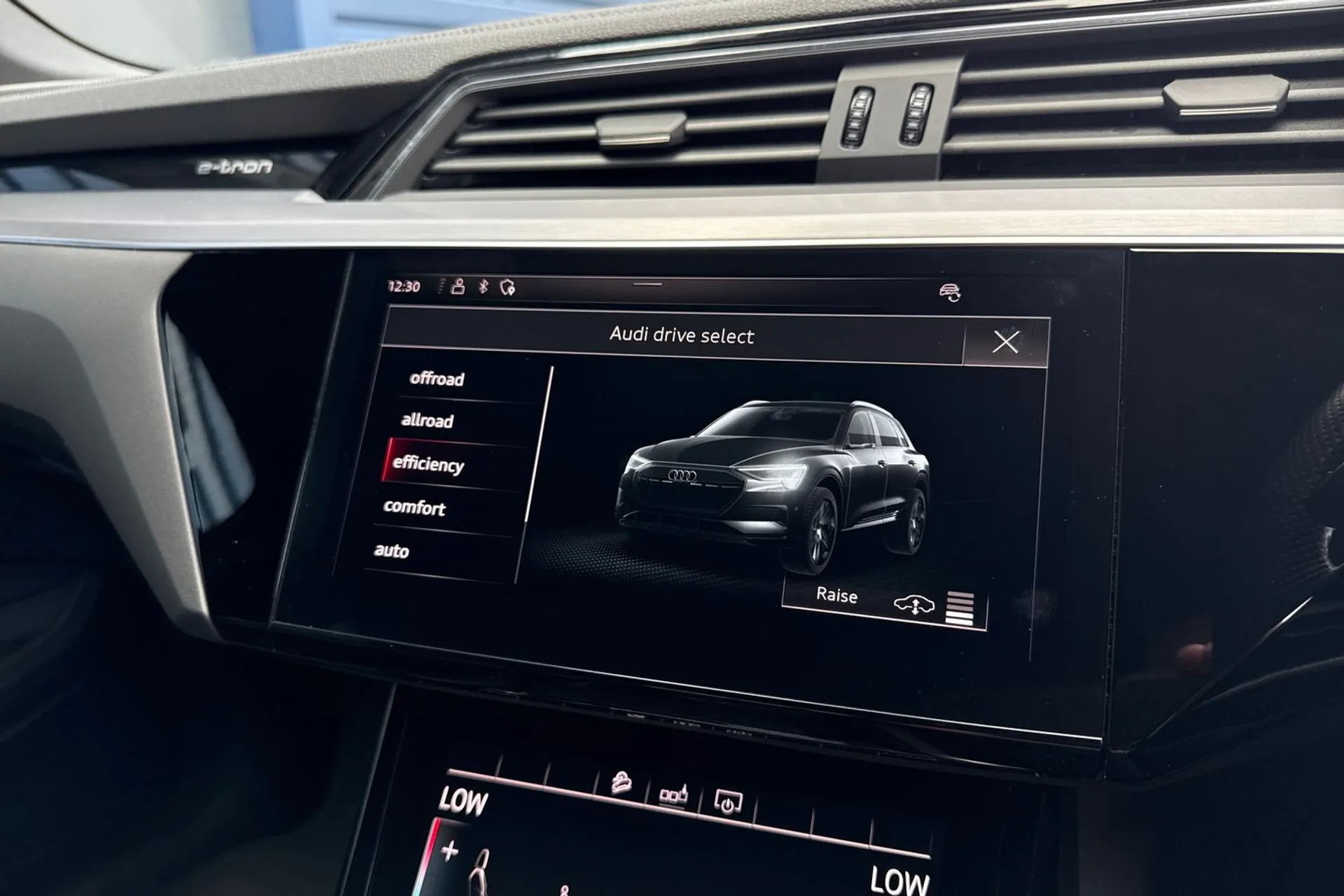 Audi e-tron thumbnail image number 36