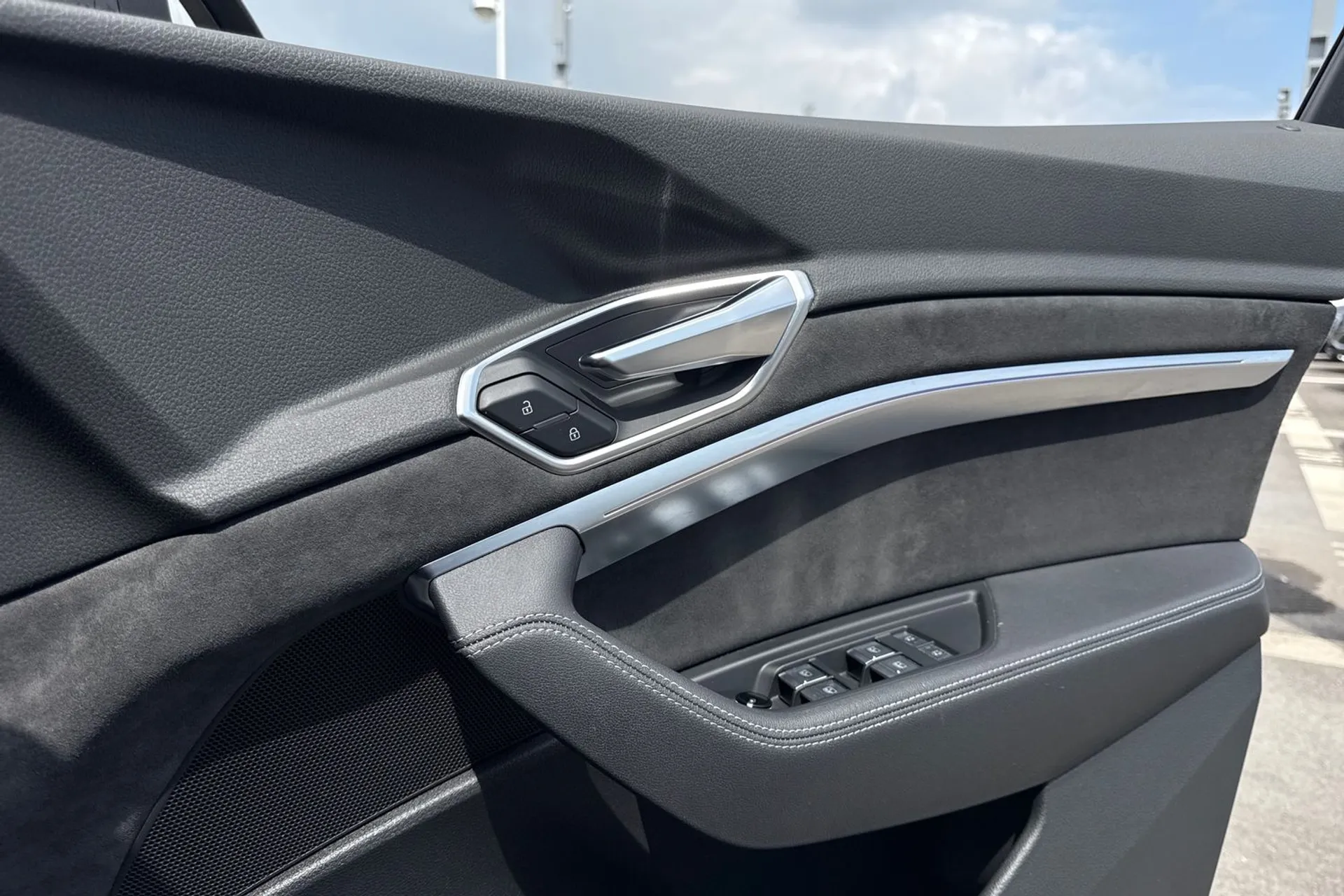 Audi e-tron thumbnail image number 46