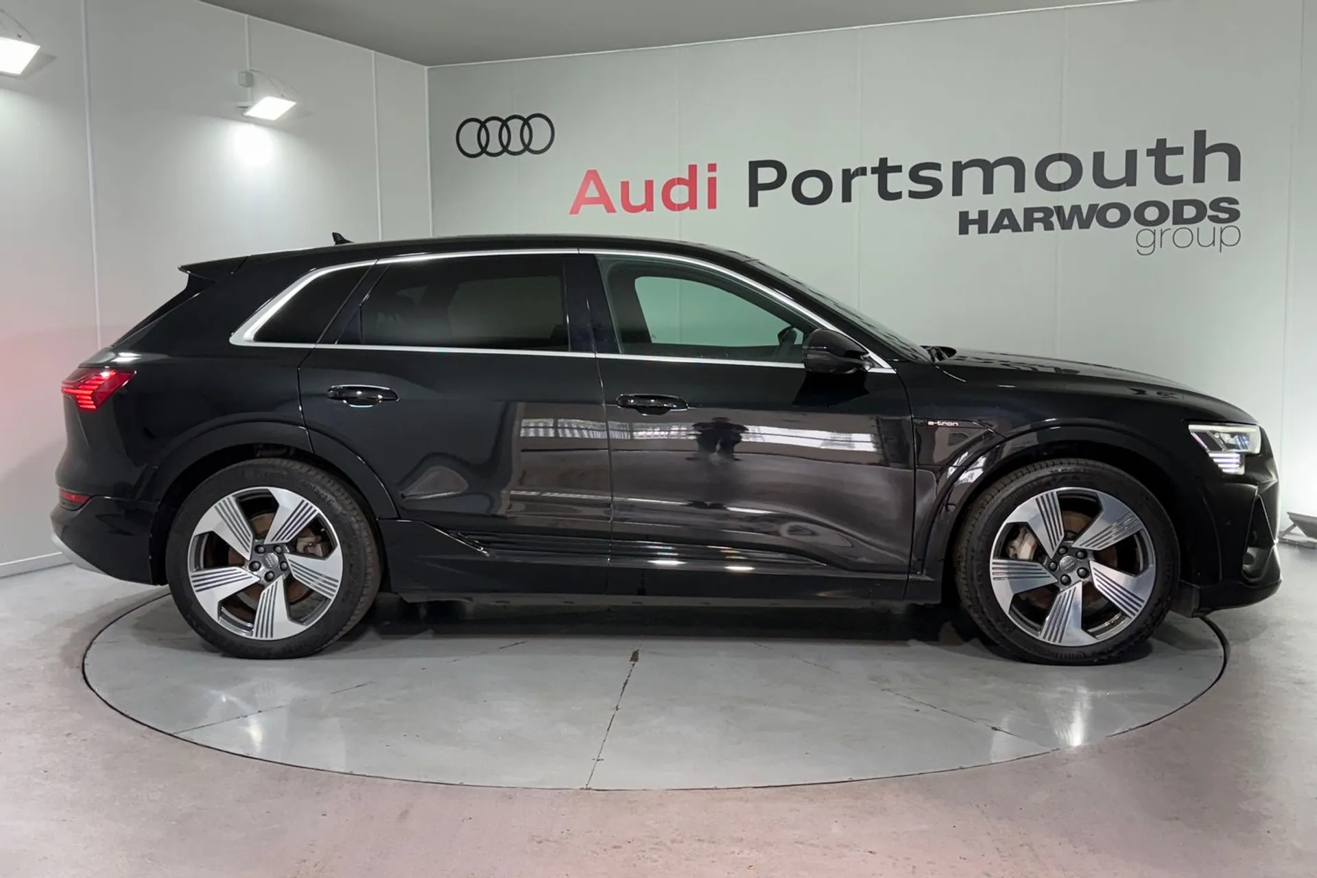 Audi e-tron thumbnail image number 2