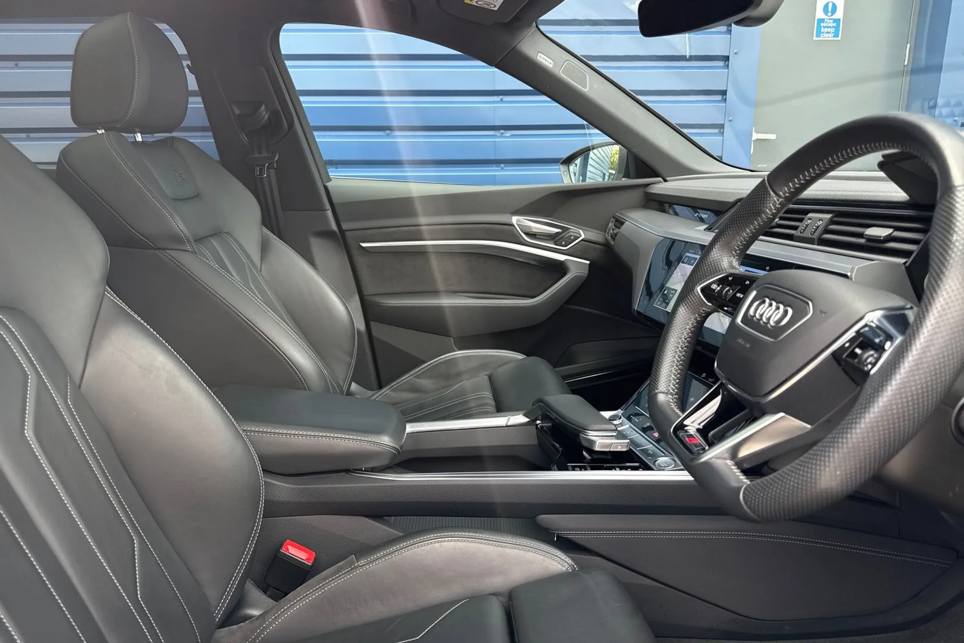 Audi e-tron thumbnail image number 26