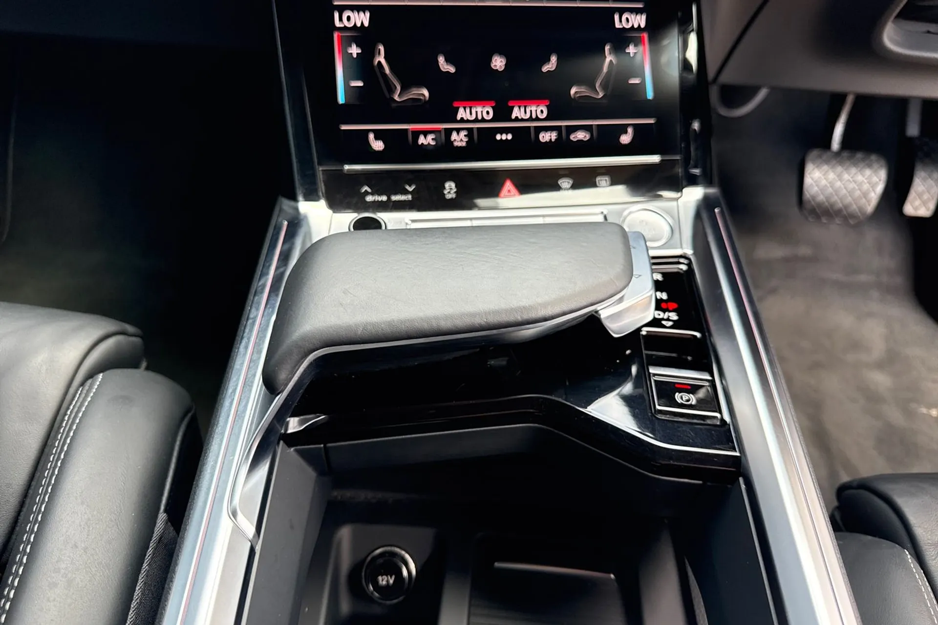Audi e-tron thumbnail image number 42