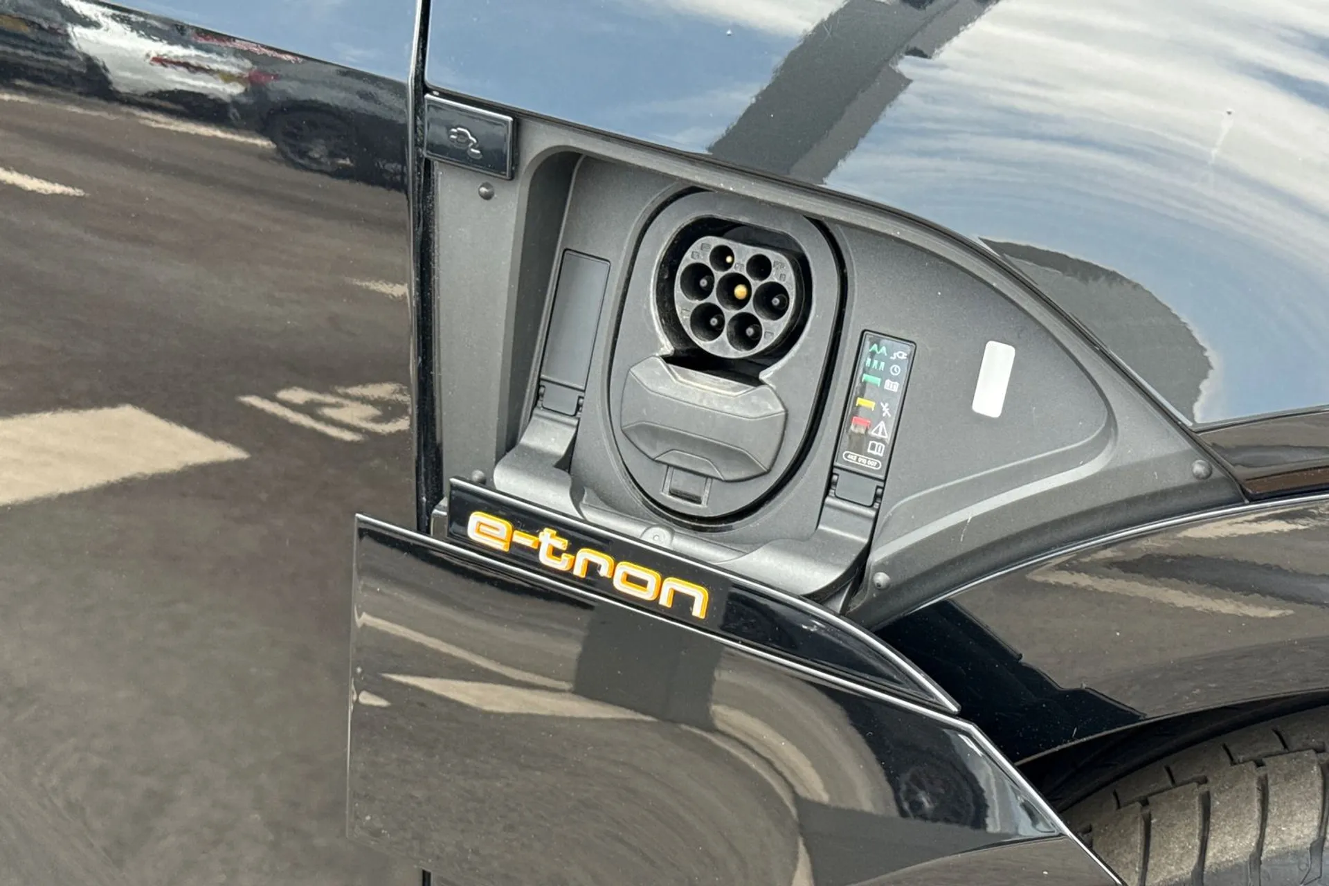 Audi e-tron thumbnail image number 17