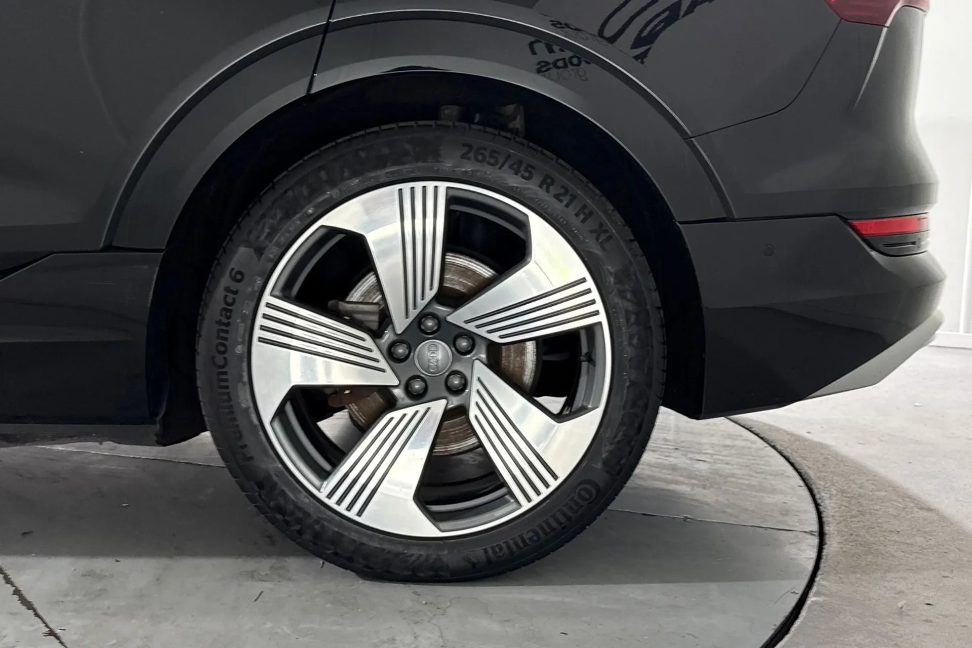 Audi e-tron thumbnail image number 12
