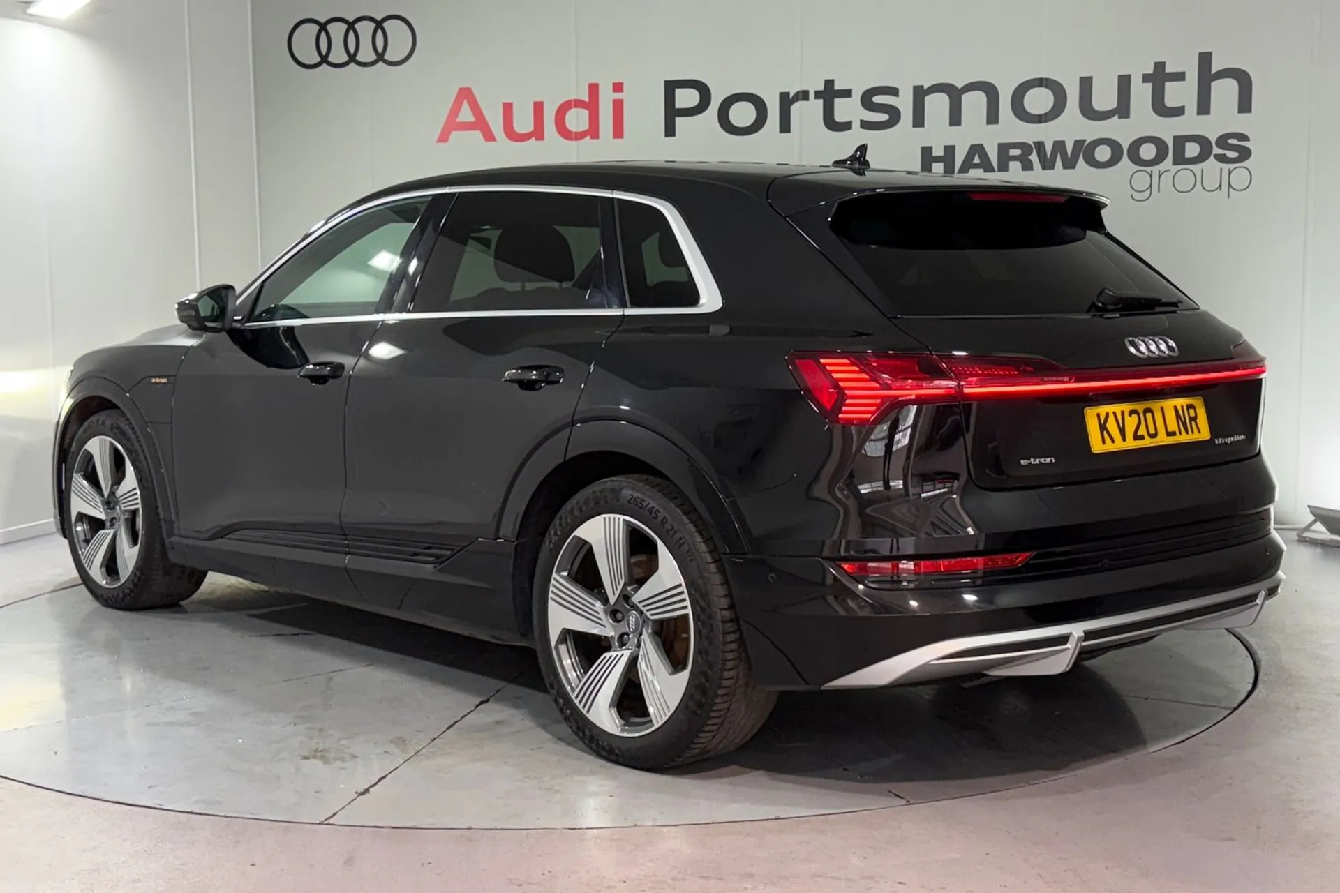 Audi e-tron thumbnail image number 8