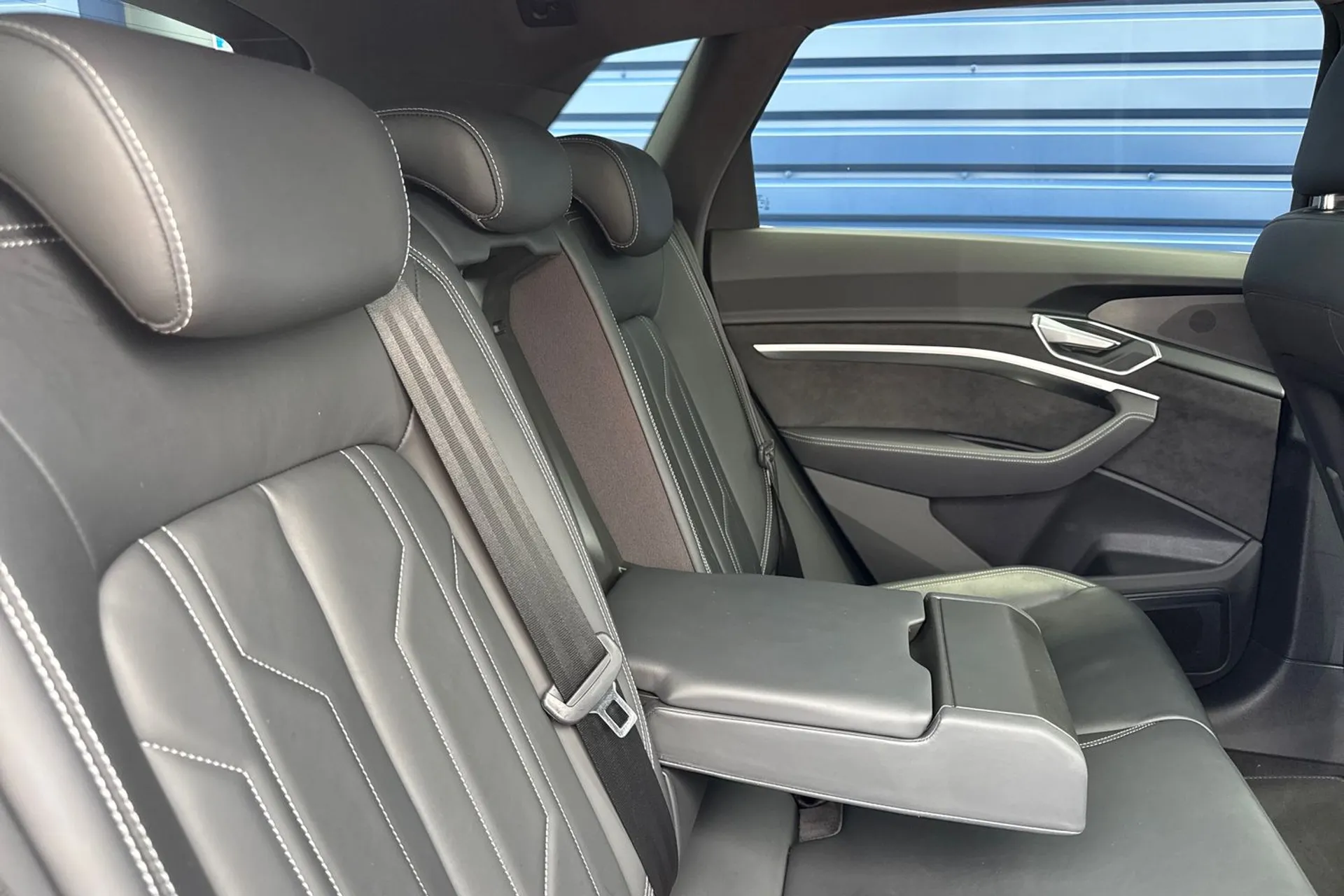 Audi e-tron thumbnail image number 22