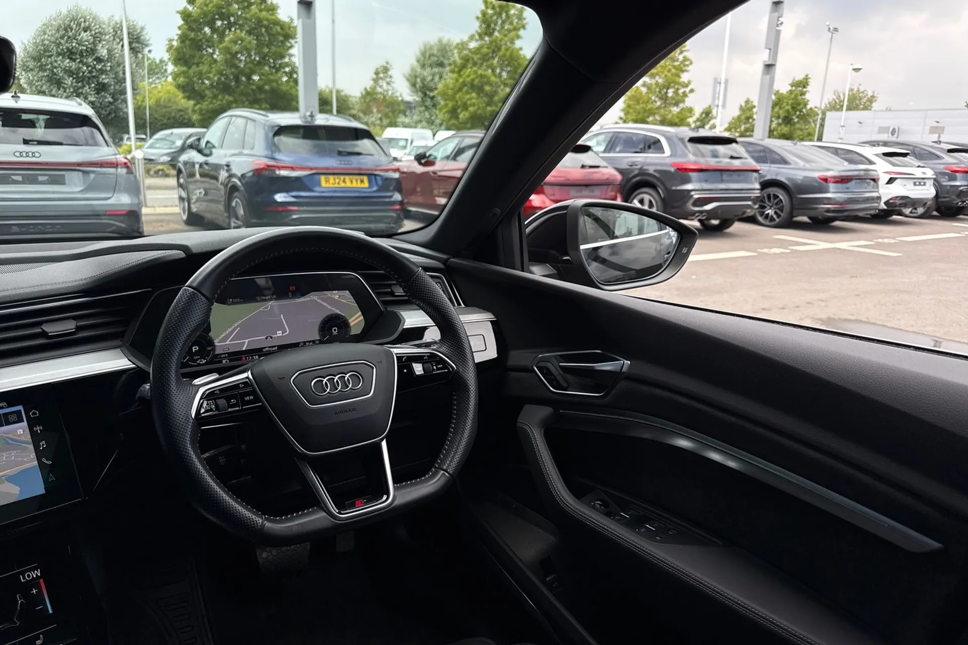 Audi e-tron thumbnail image number 39