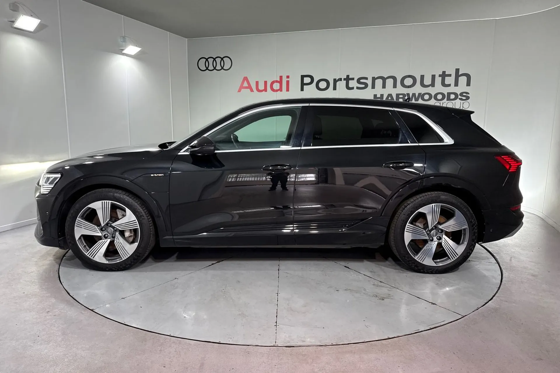 Audi e-tron thumbnail image number 11