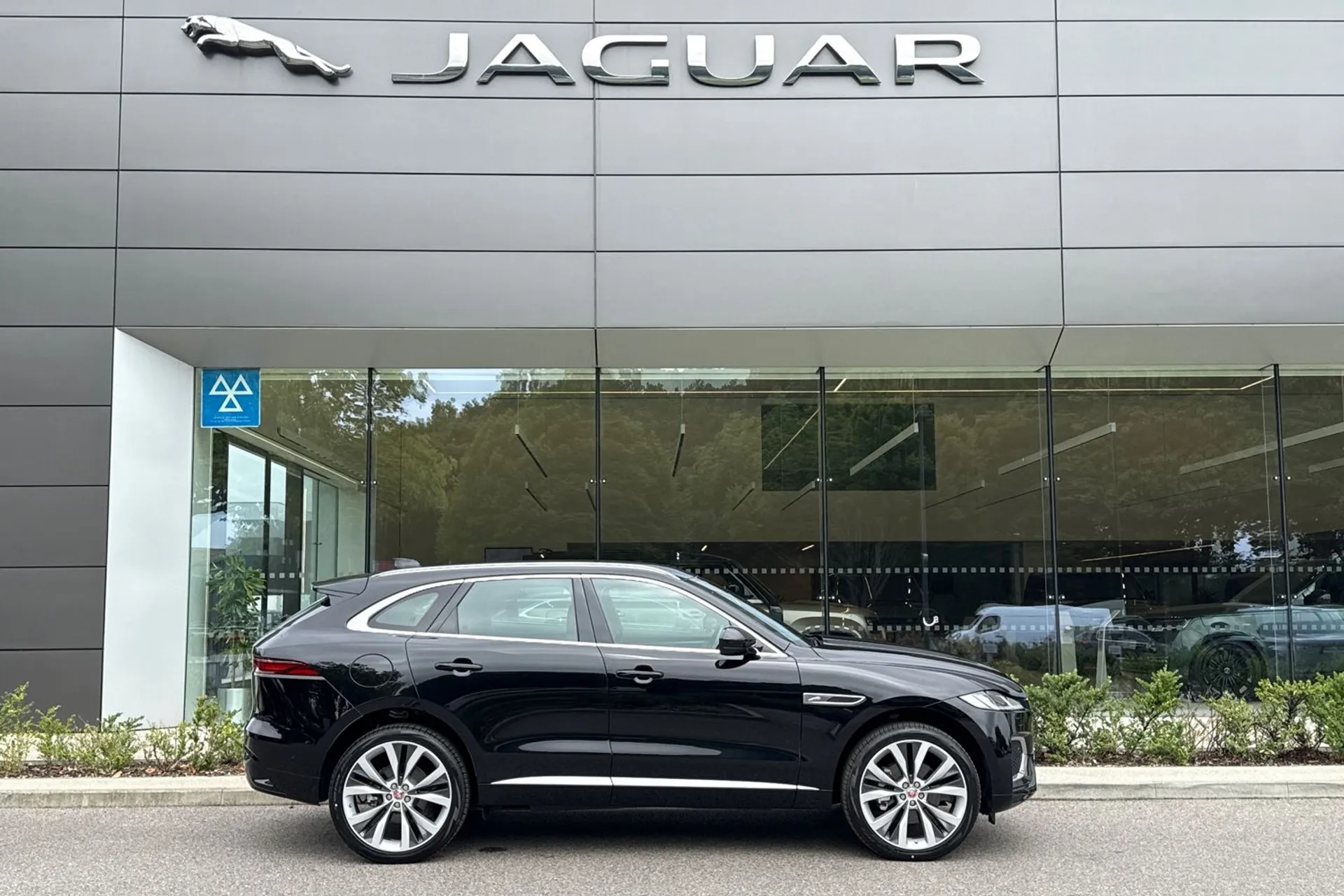 Jaguar F-Pace thumbnail image number 2