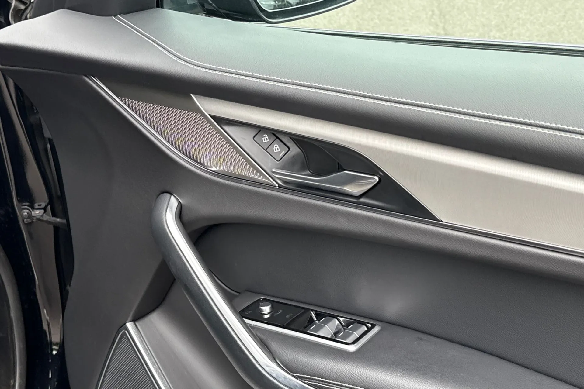 Jaguar F-Pace thumbnail image number 23