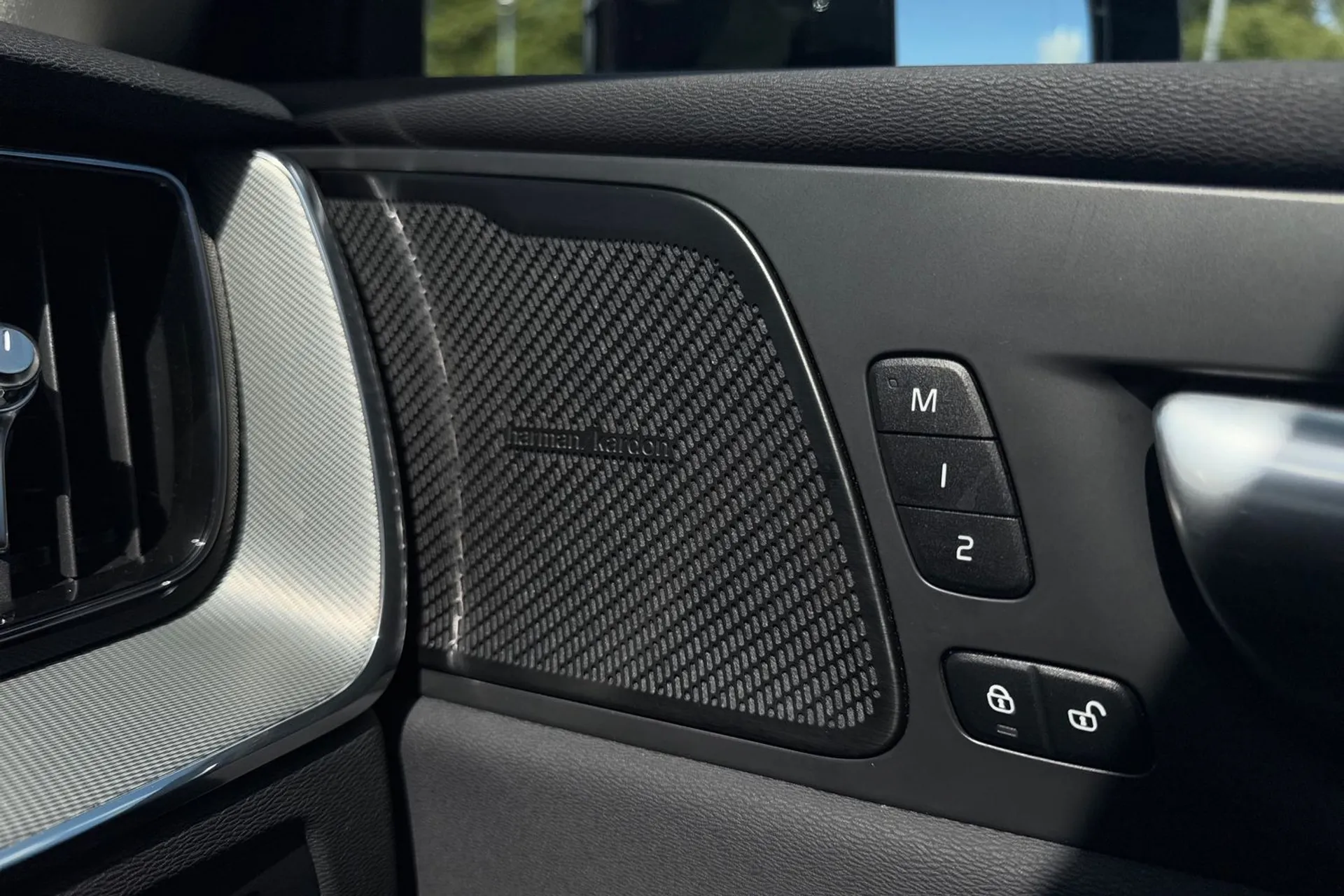 Volvo XC60 thumbnail image number 43
