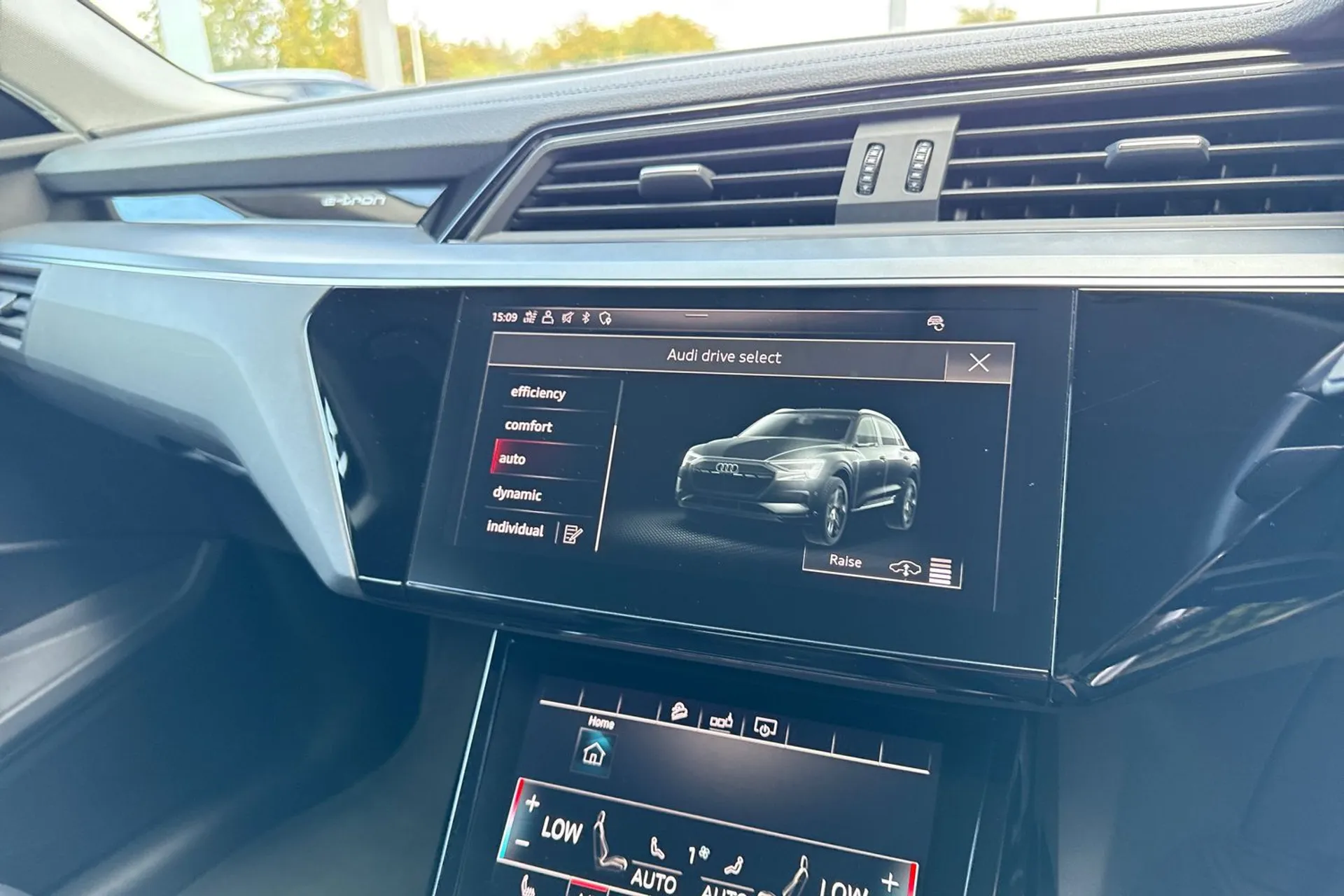 Audi e-tron thumbnail image number 39
