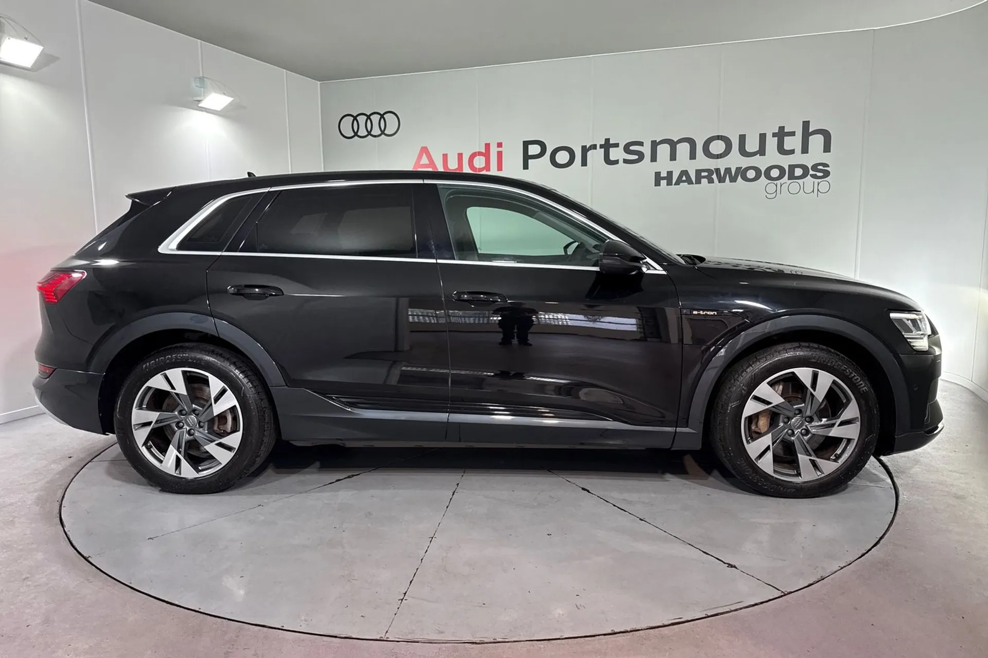 Audi e-tron thumbnail image number 2
