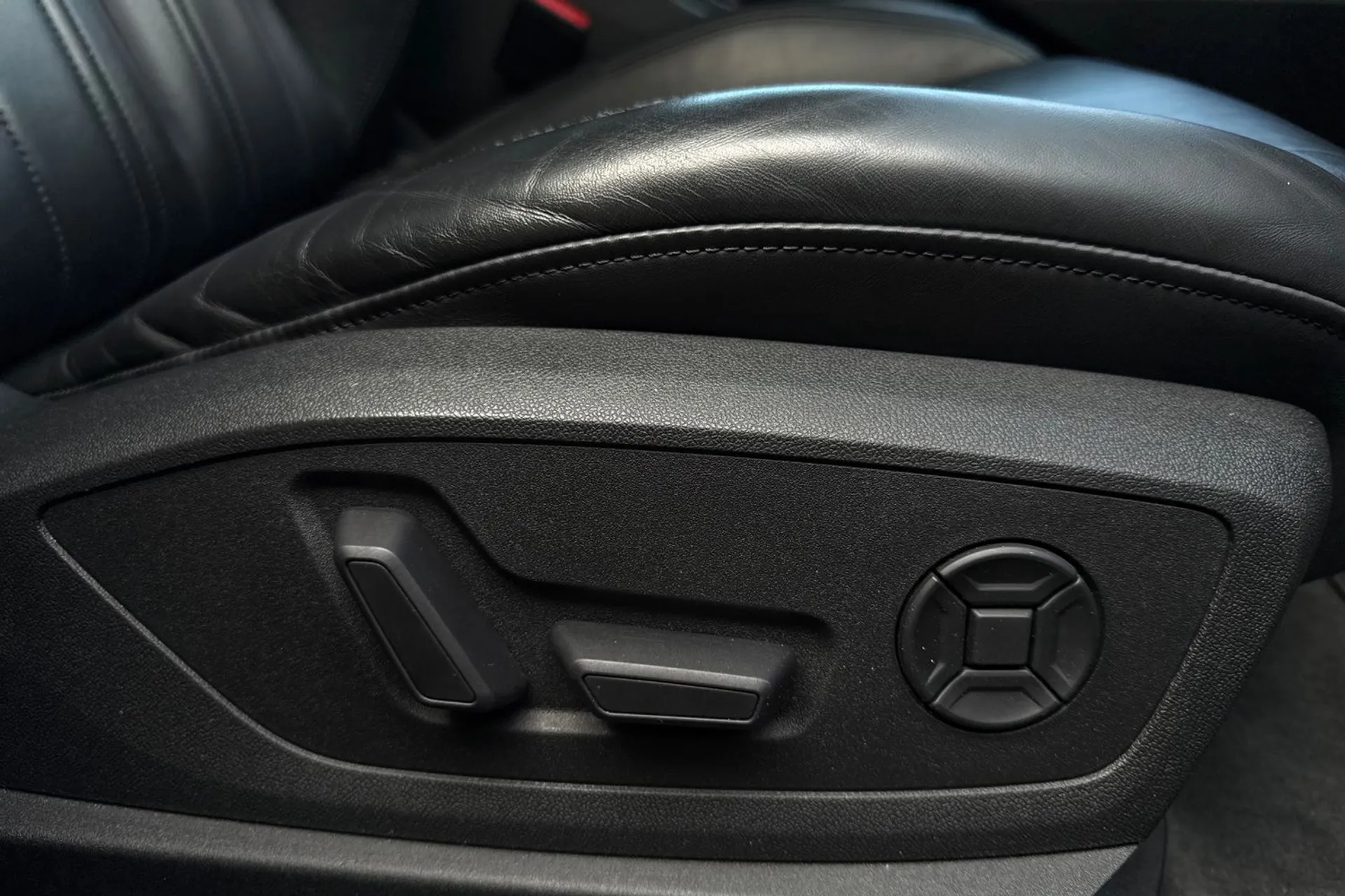 Audi e-tron thumbnail image number 22