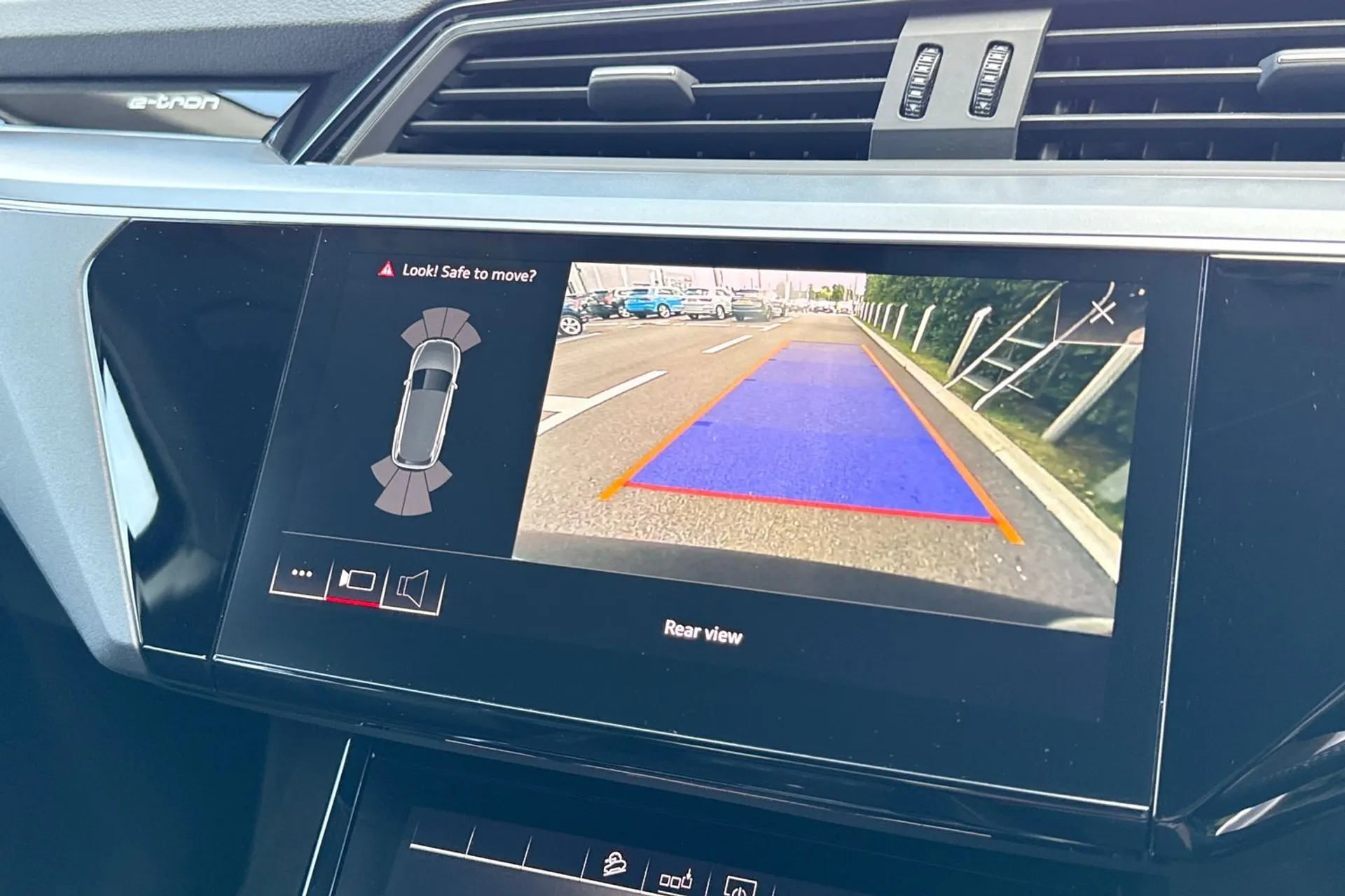 Audi e-tron thumbnail image number 28