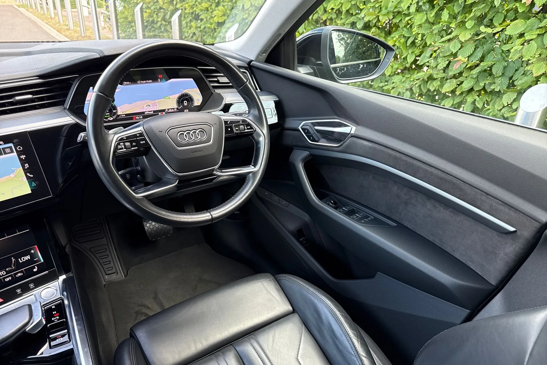 Audi e-tron thumbnail image number 38