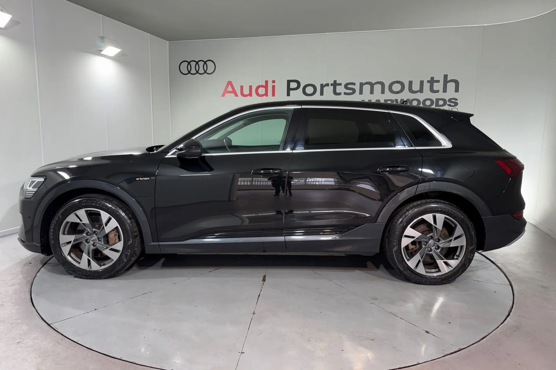 Audi e-tron thumbnail image number 11