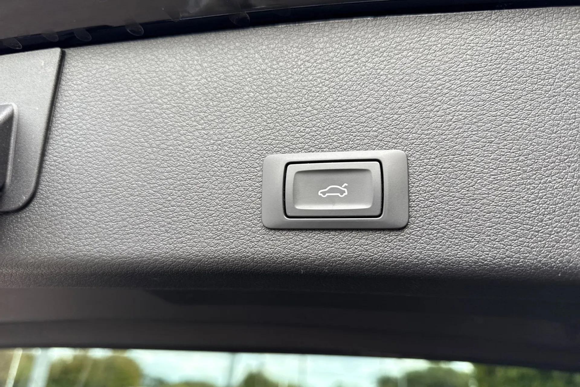 Audi e-tron thumbnail image number 19