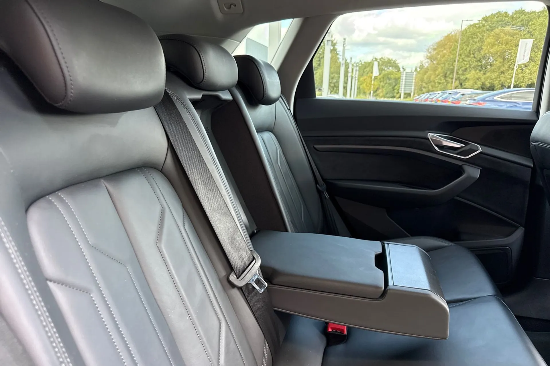 Audi e-tron thumbnail image number 21