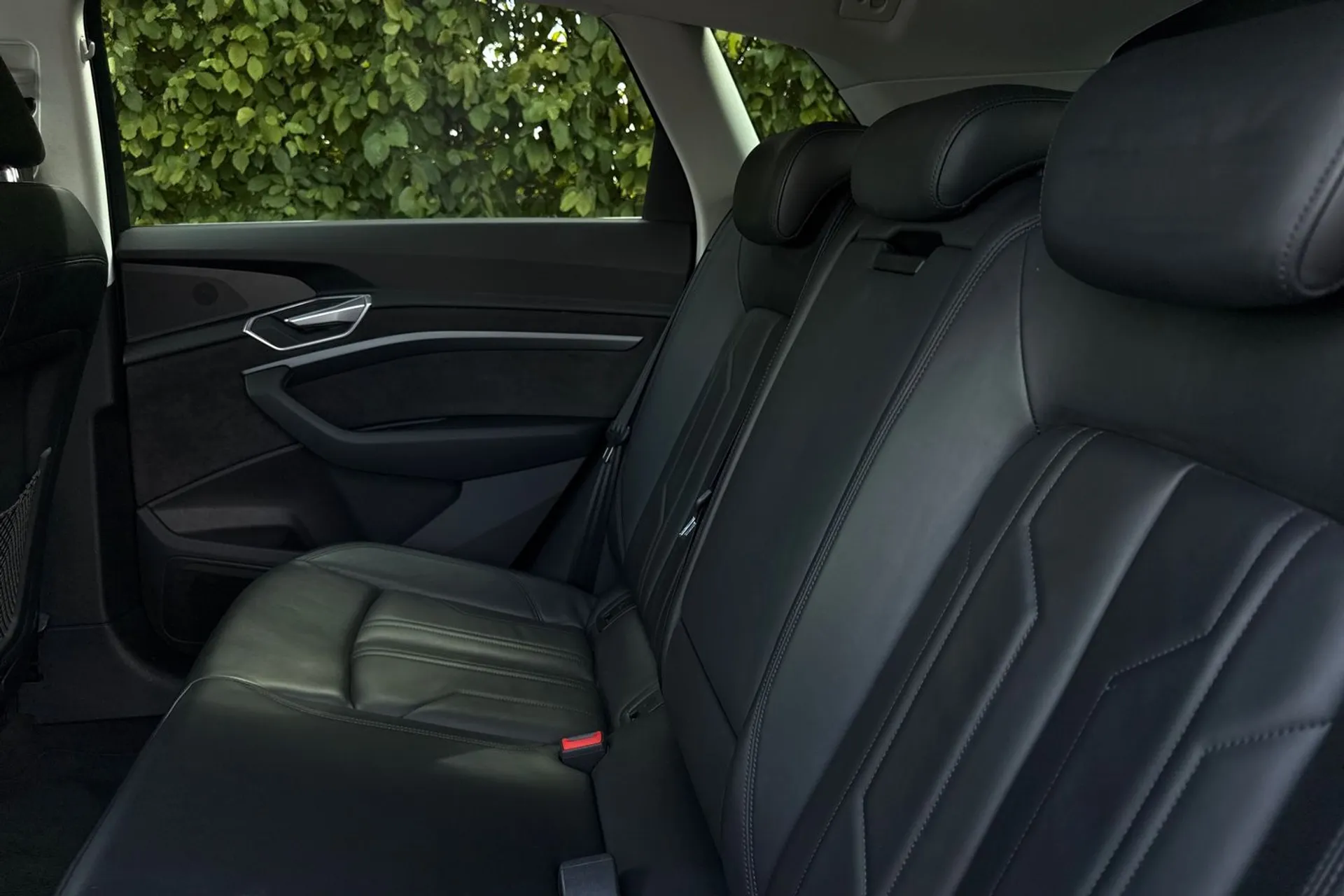 Audi e-tron thumbnail image number 32