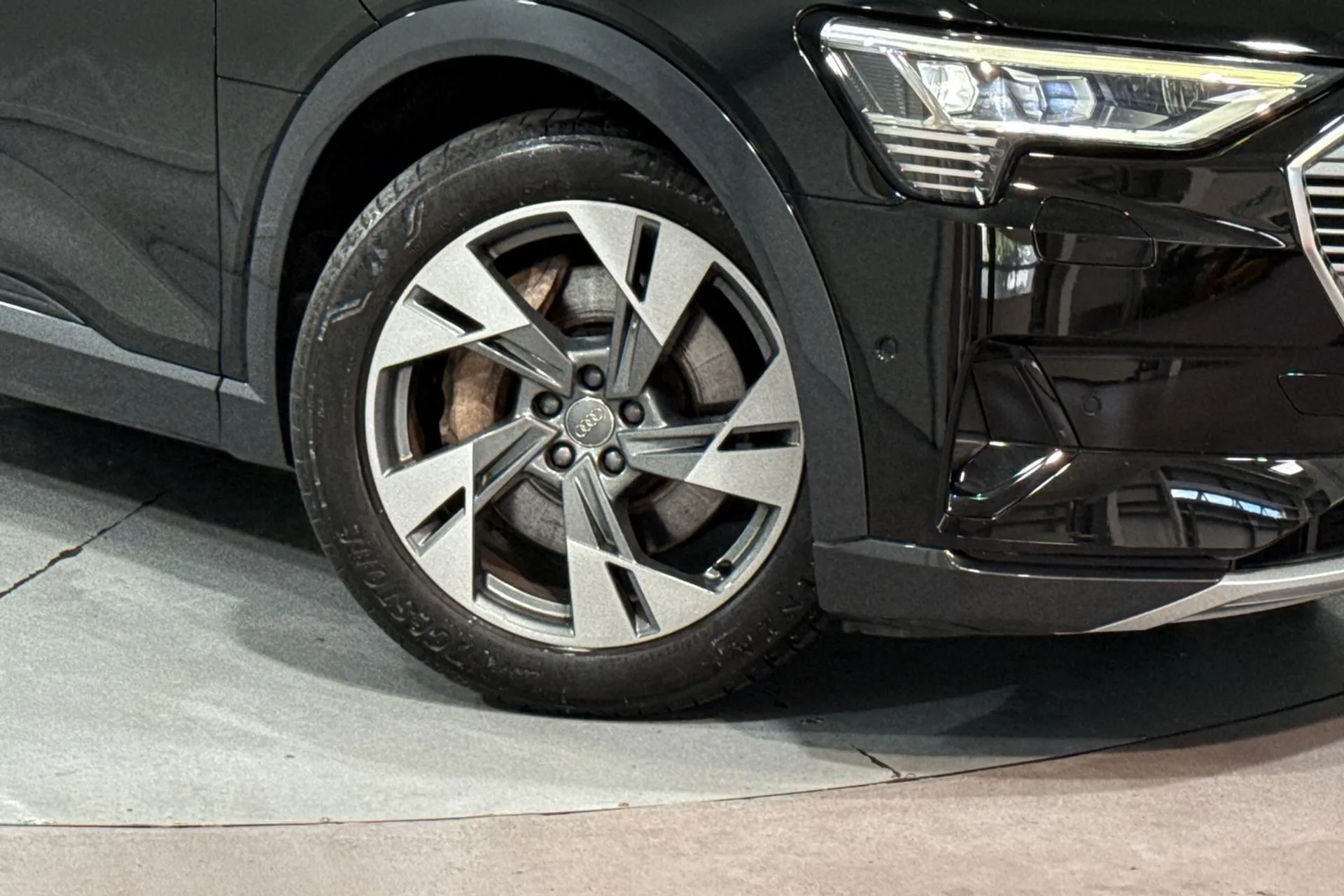 Audi e-tron thumbnail image number 10