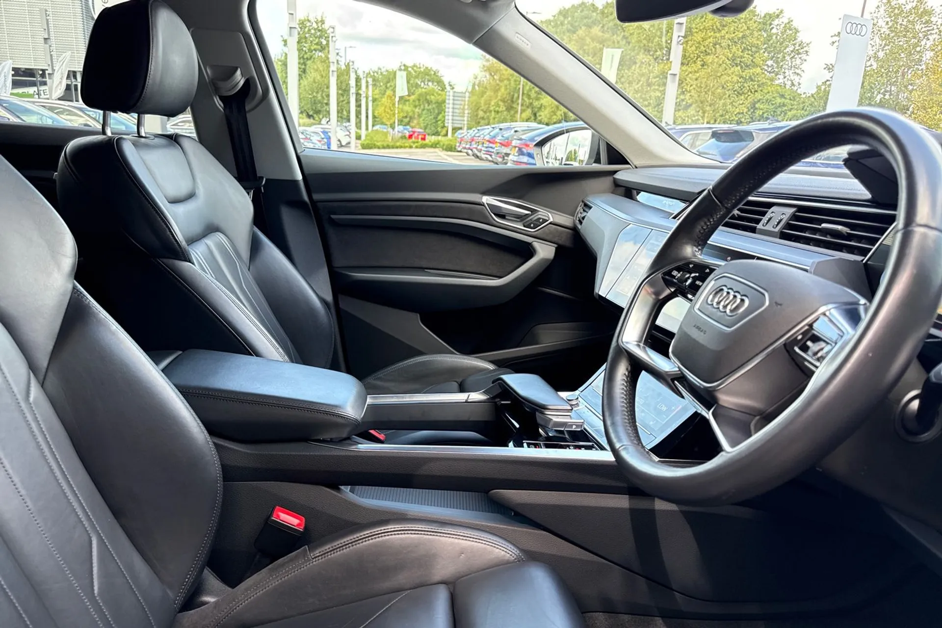 Audi e-tron thumbnail image number 25