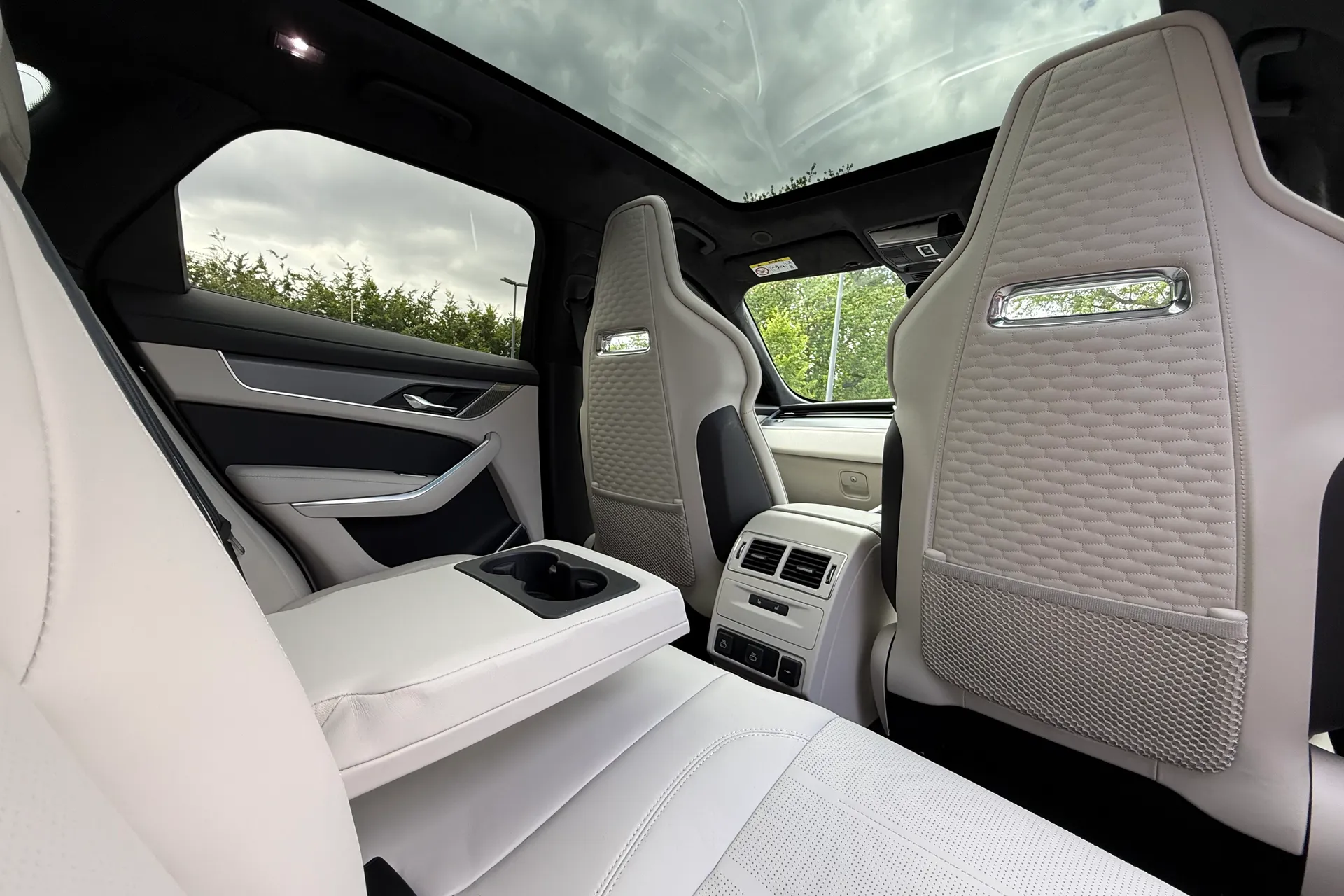 Jaguar F-PACE thumbnail image number 44