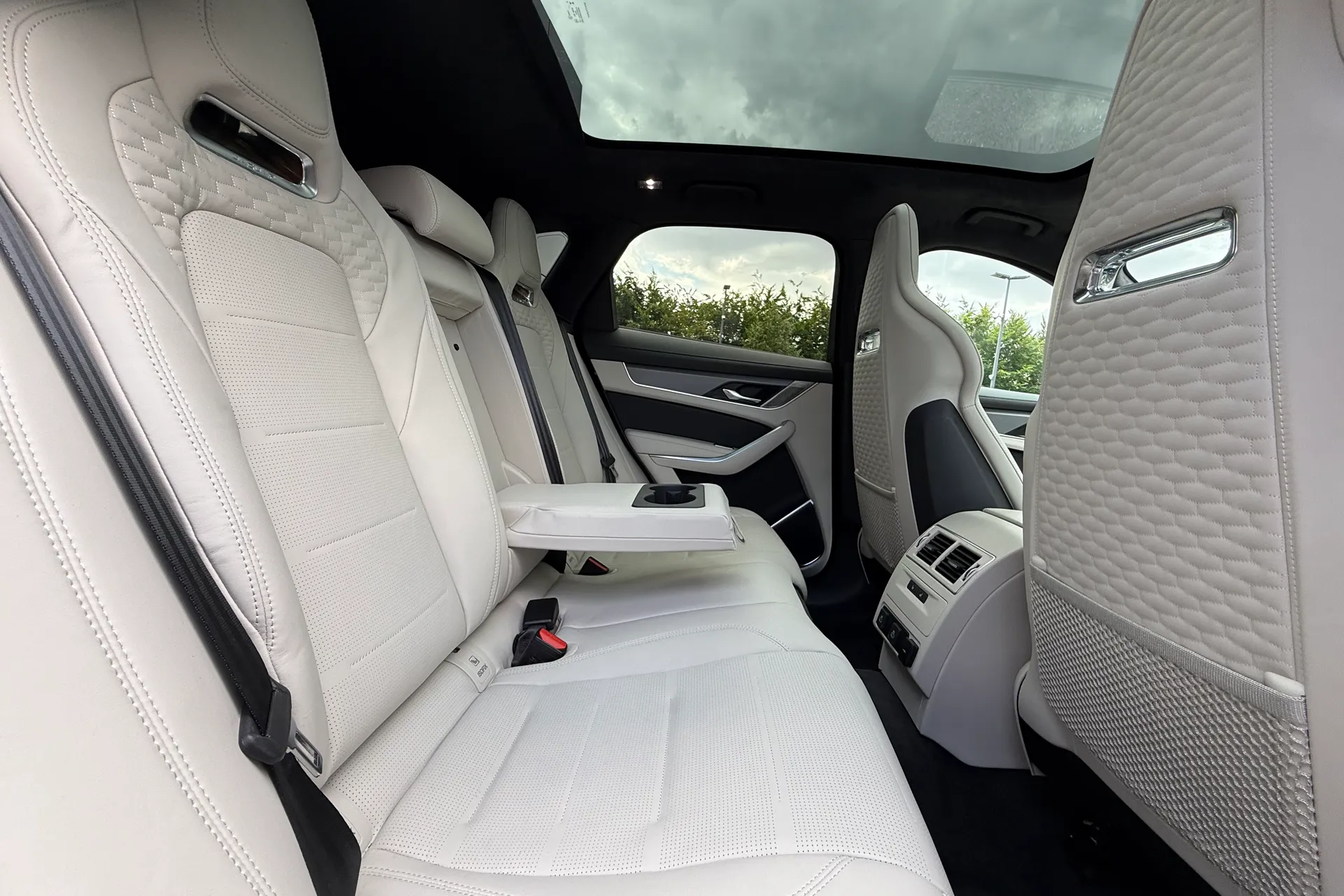 Jaguar F-PACE thumbnail image number 42