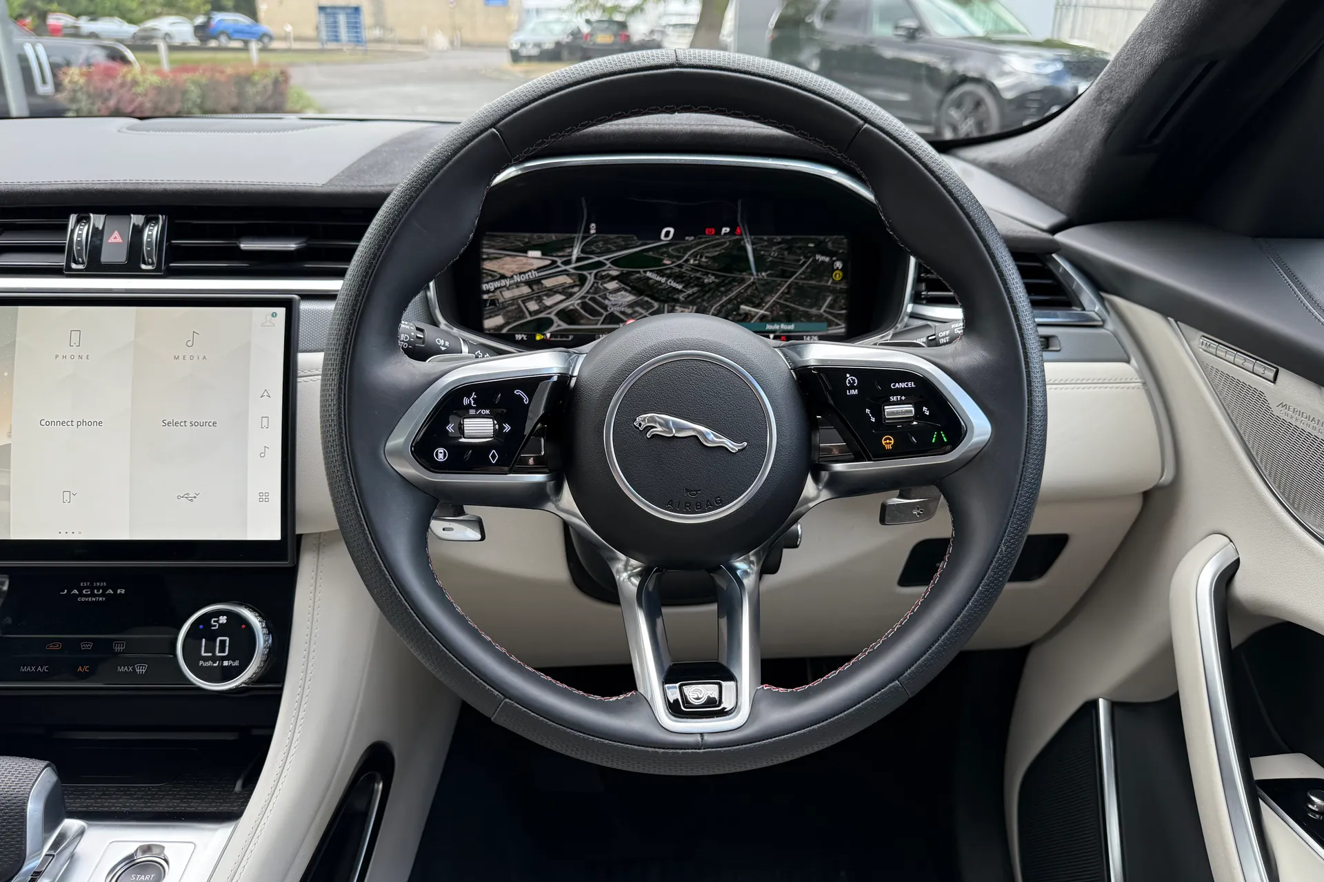Jaguar F-PACE thumbnail image number 12