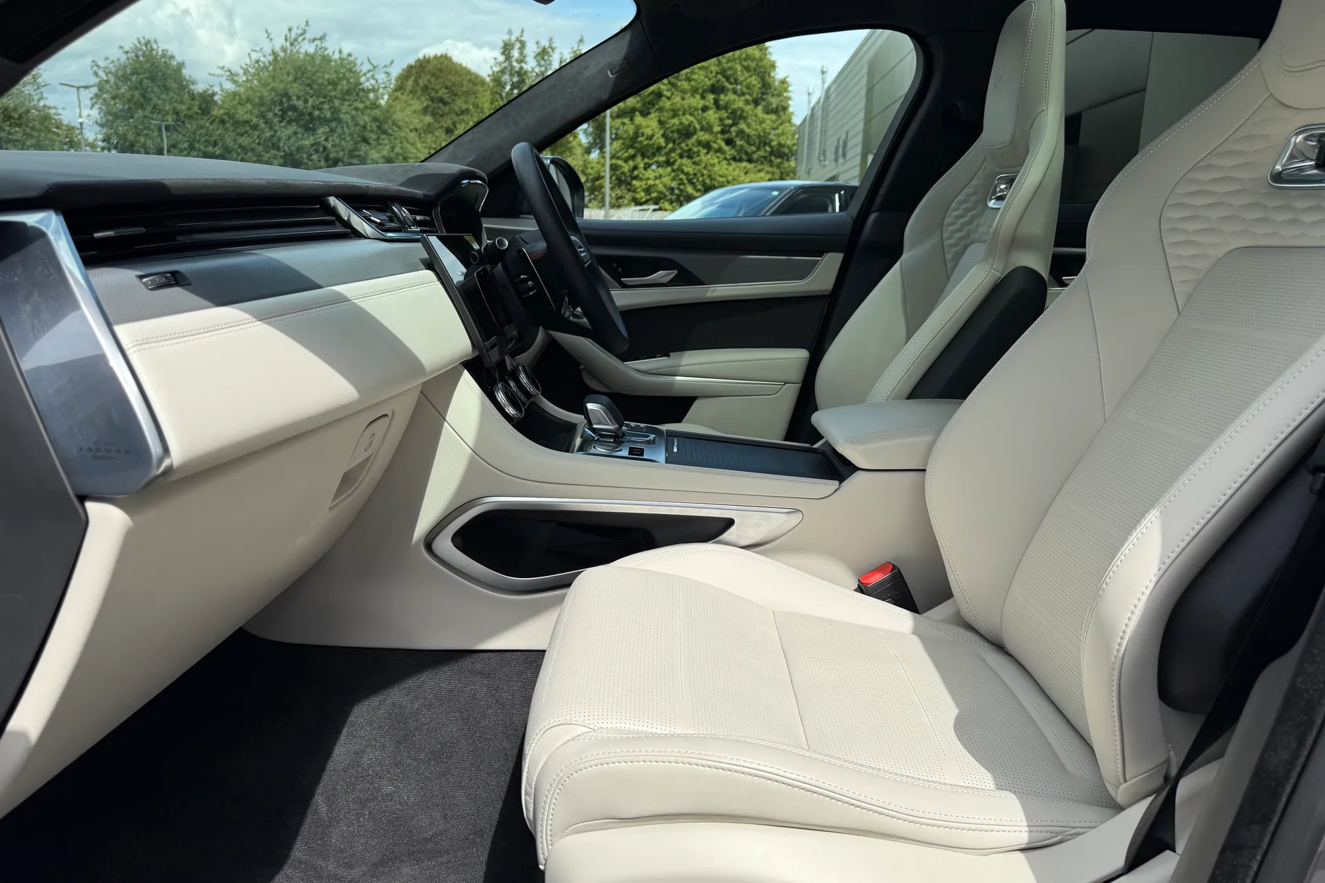 Jaguar F-PACE thumbnail image number 10