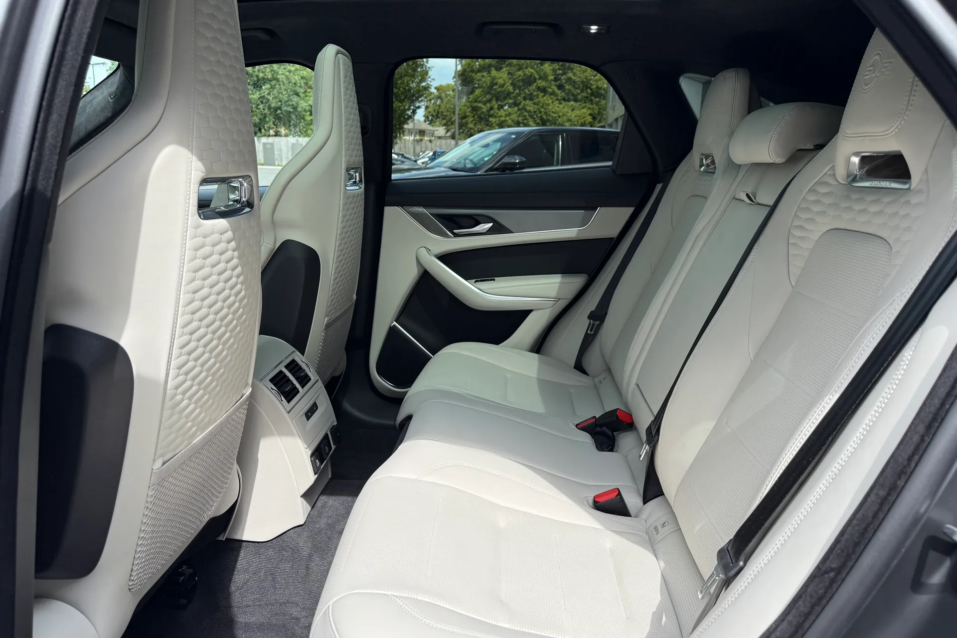 Jaguar F-PACE thumbnail image number 51